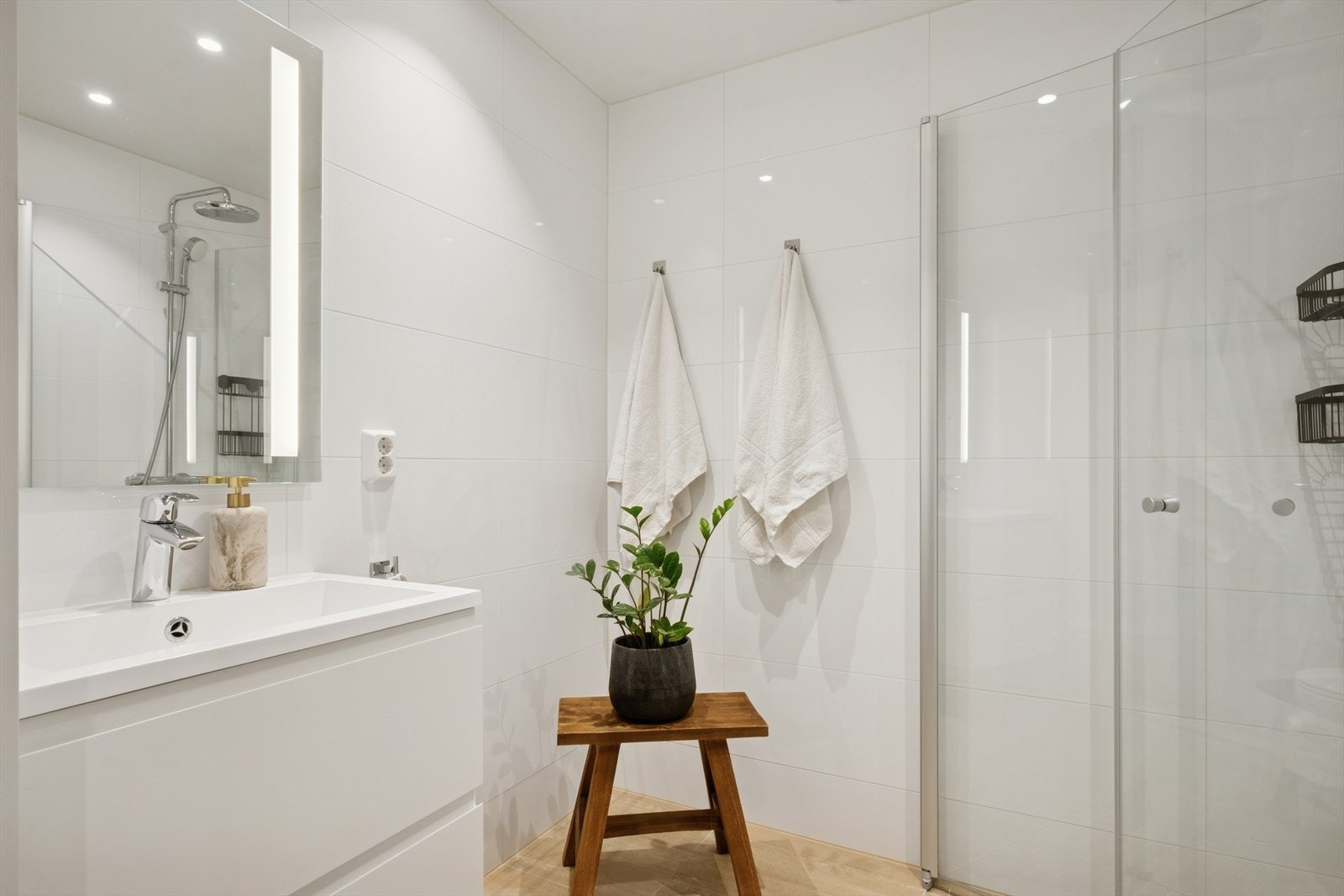 Flislagt baderom i føreste etasje, fra 2020 med elektriske varmekabler i gulv og downlights i himlingen. Galleribilde