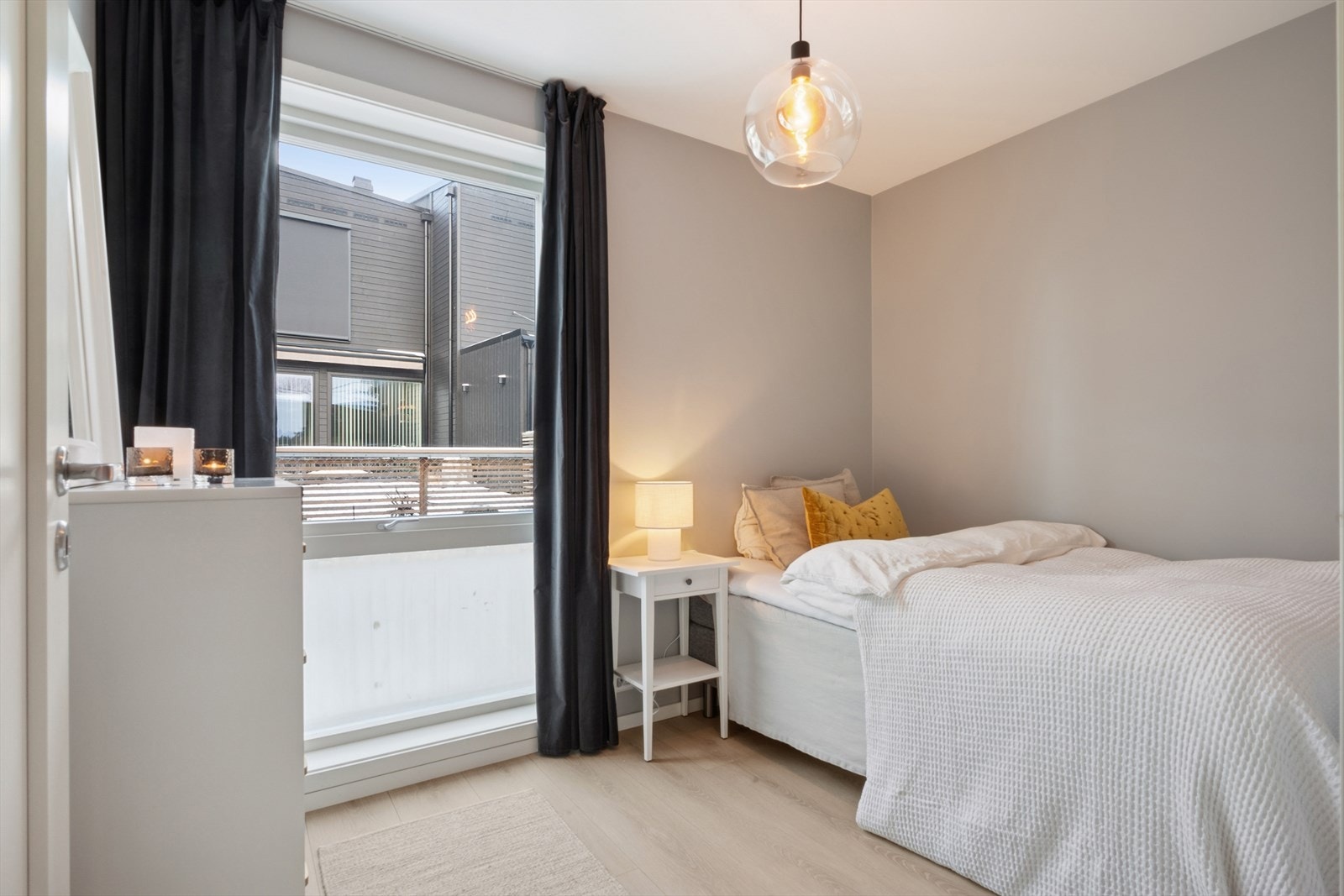 Soverommene har plass til seng, nattbord og annet ønskelig møblement. Galleribilde