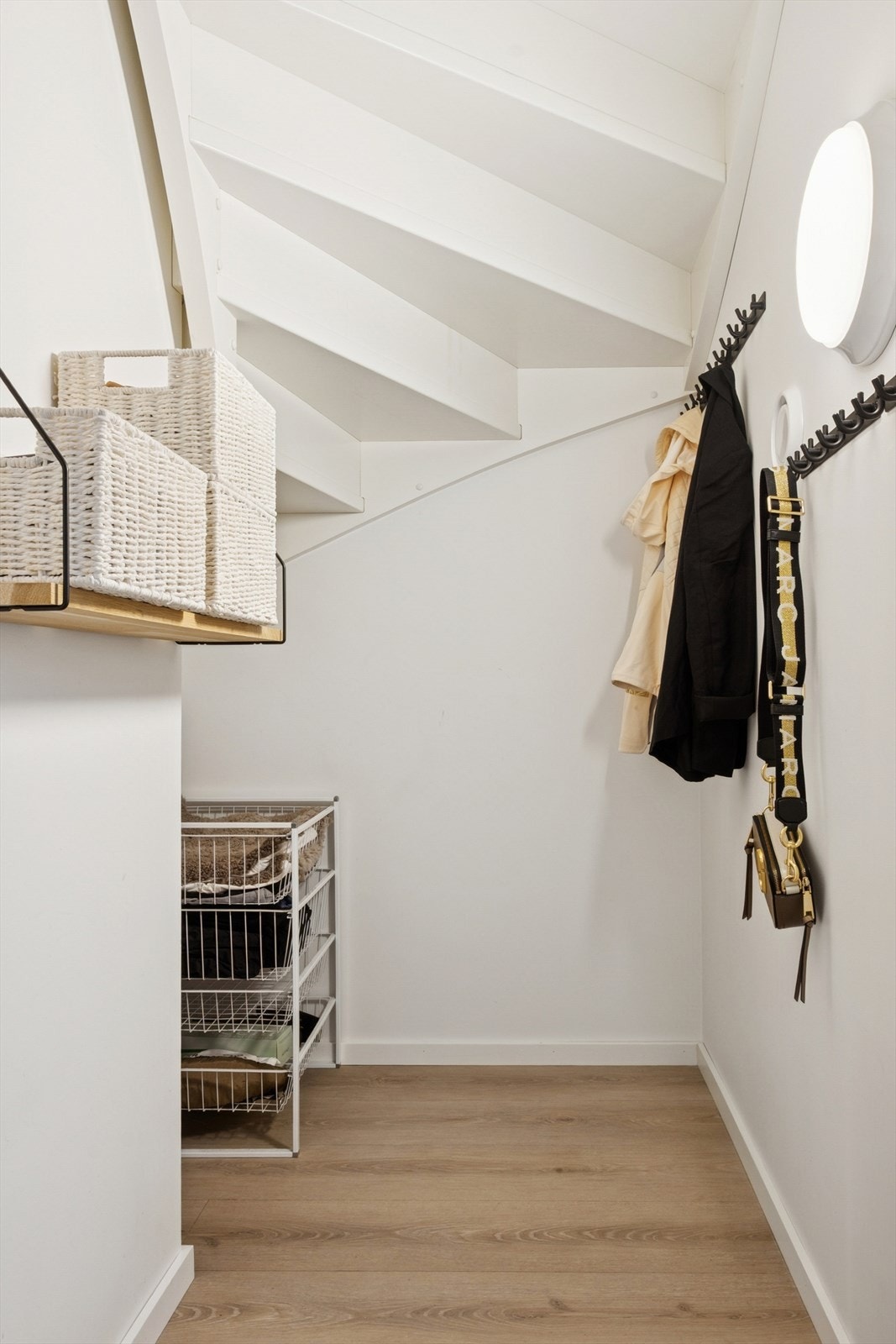 Oppbevaringsplass i rom under trappen. Galleribilde