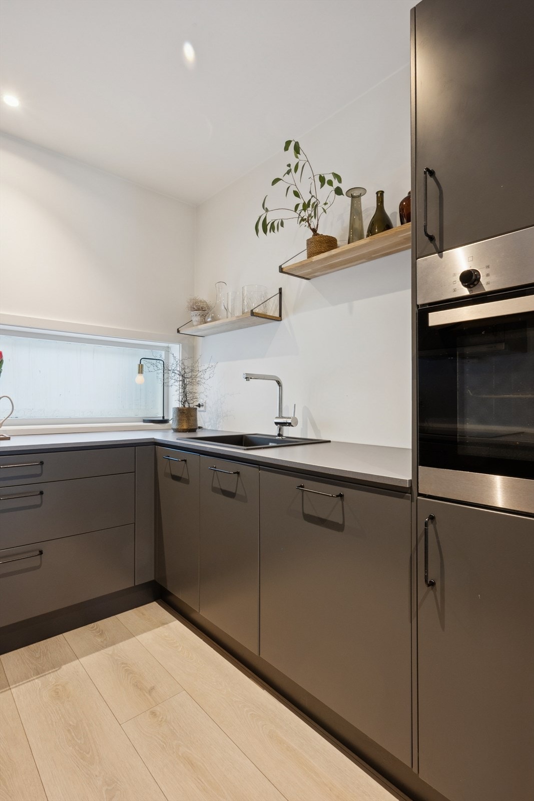 Hvitevarer som stekeovn, koketopp, oppvaskmaskin og kjøleskap med frysedel er integrert i innredningen. Galleribilde