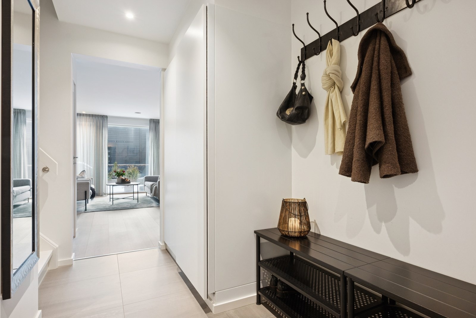 Entréen er innredet med mulighet for å henge fra seg og kommodeløsning. Galleribilde