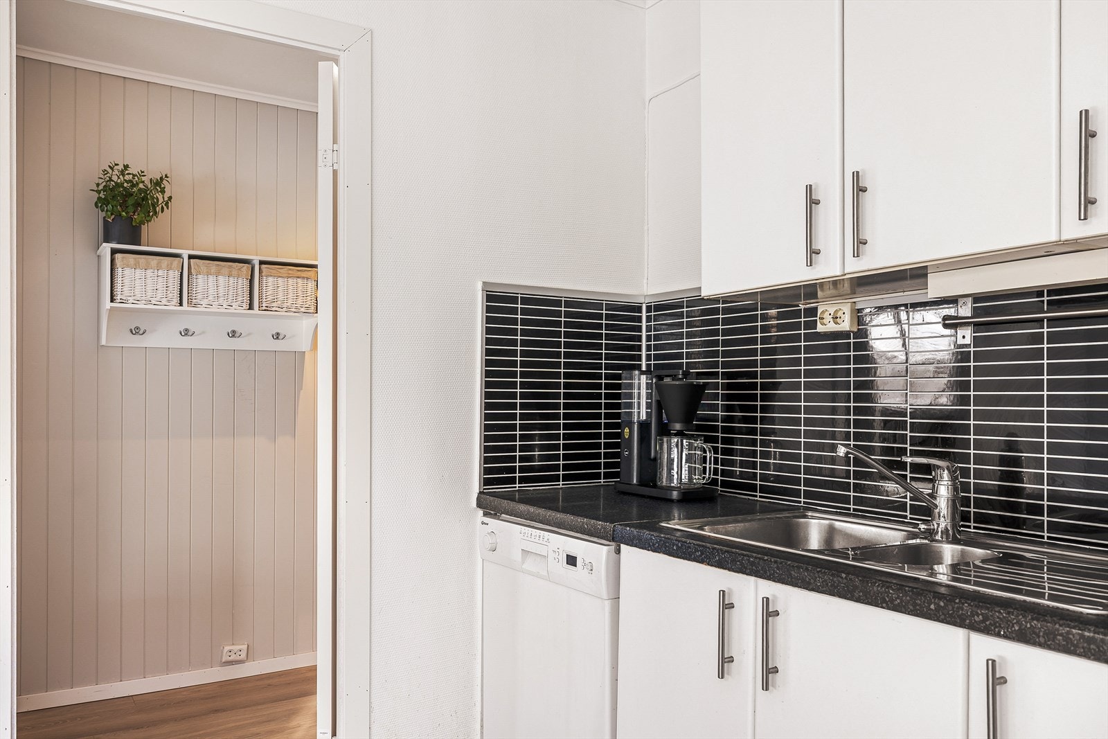 Kjøkkenet har inngang fra entre Galleribilde