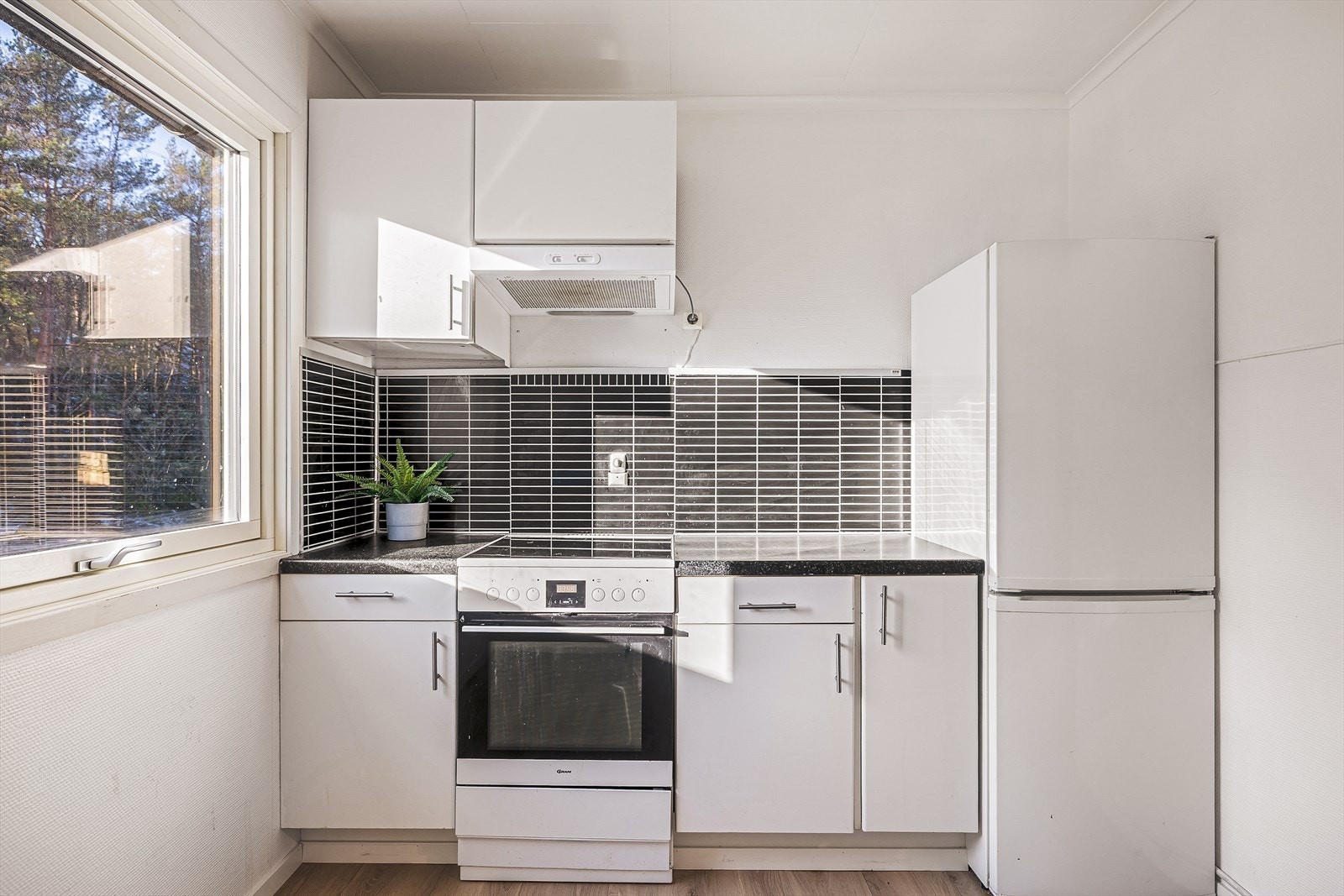 Kjøkkenet har slette fronter, laminert benkeplate og kitchen boards over benkeplaten. Galleribilde