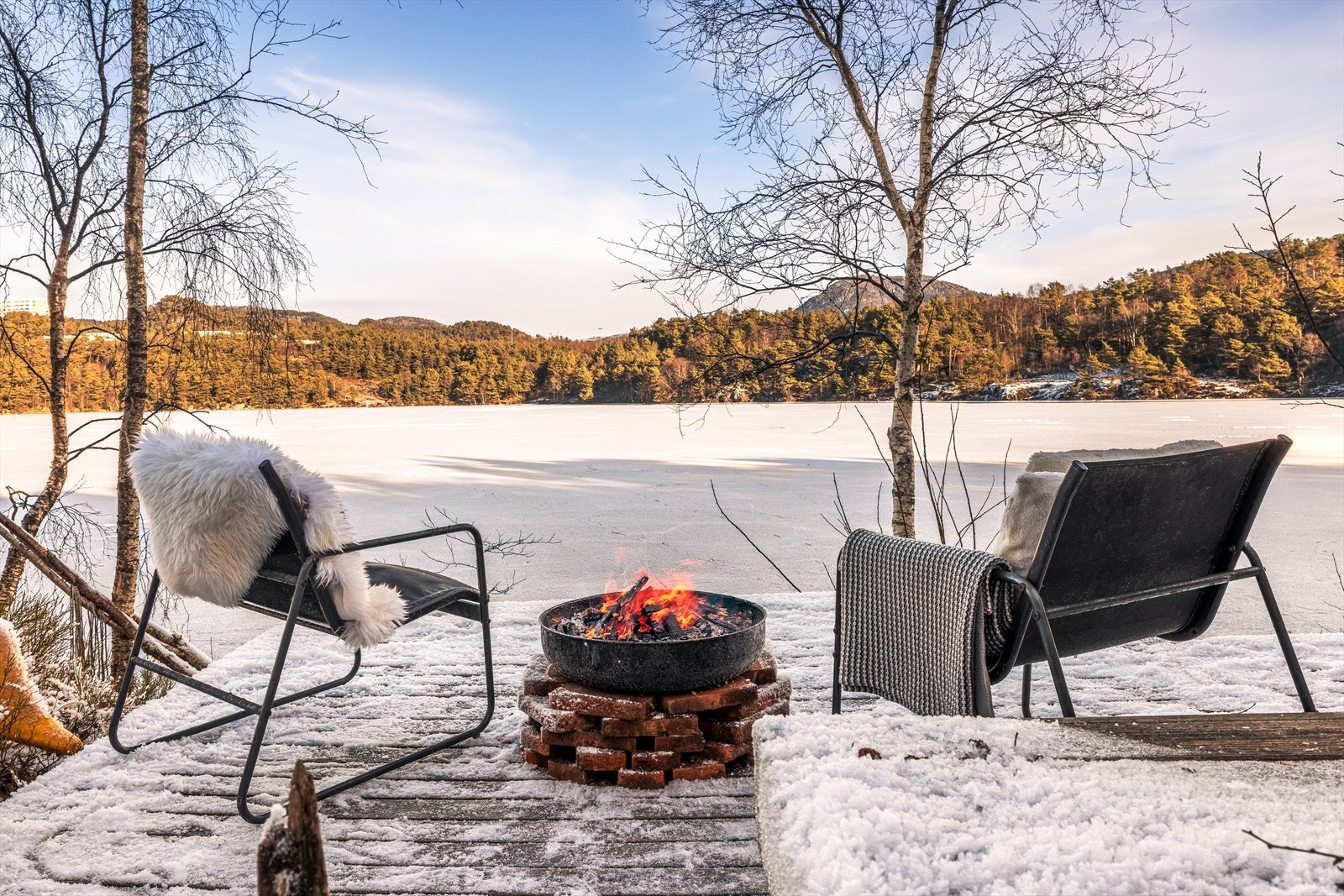 I hagen er det felles terrasse i vannkanten som kan nytes gjennom hele året. Galleribilde