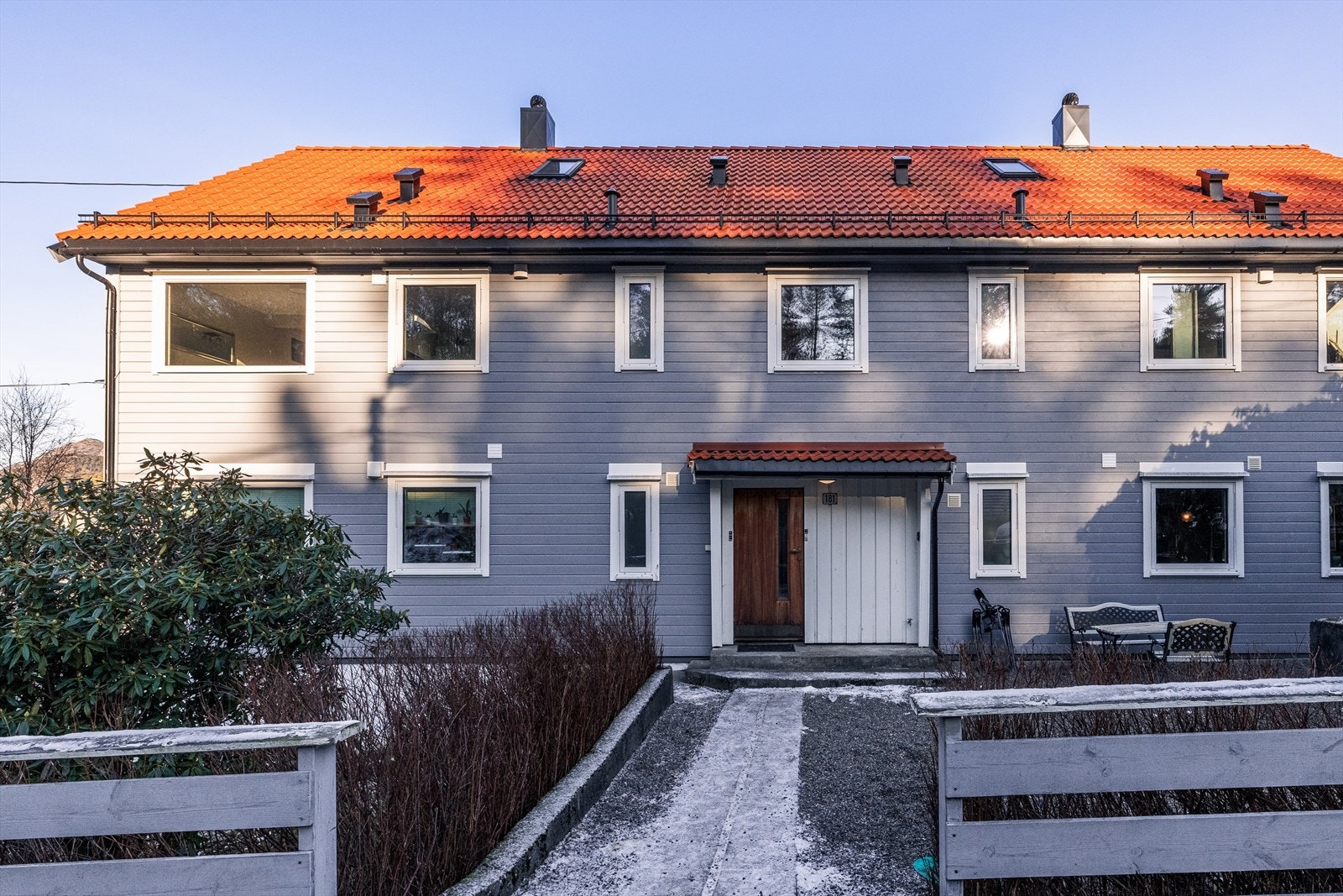 Leiligheten ligger oppe på venstre side. Kledning og tak er oppgradert i 2022/2023 Galleribilde