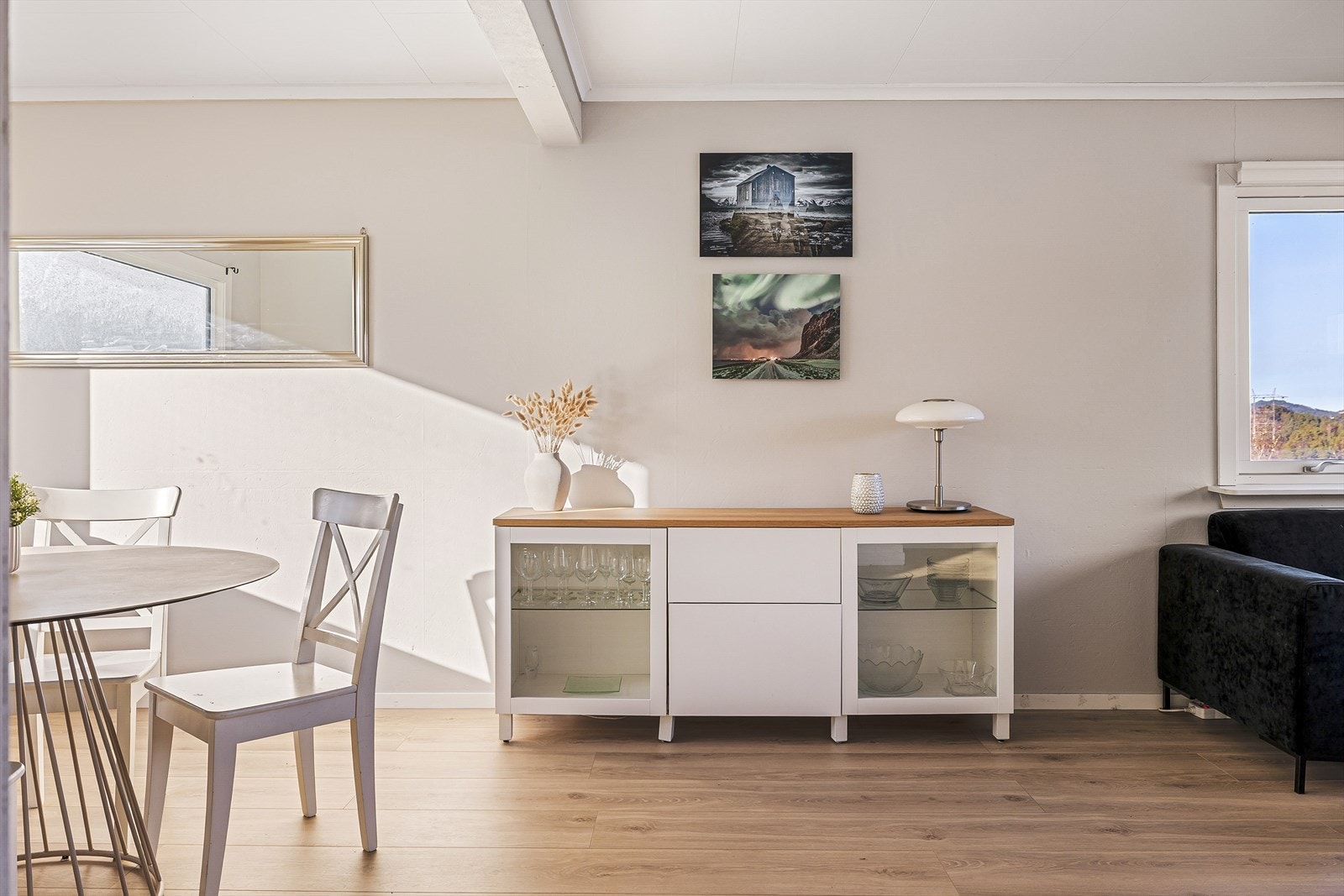 Stuen har har glatte vegger med lys farge, og nyere laminat gulv. Galleribilde