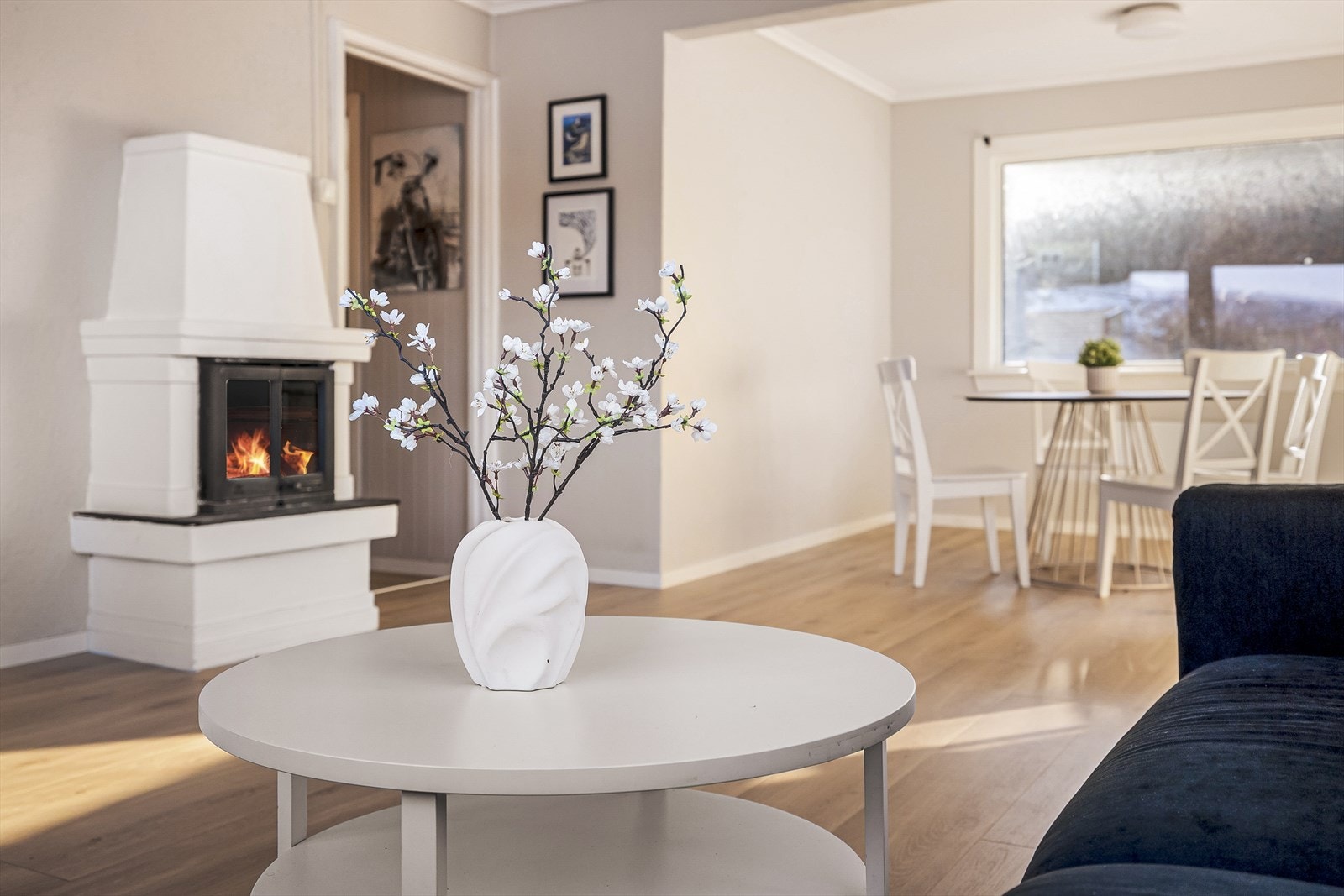 Stuen har Jøtul peisovn som varmer god. Galleribilde