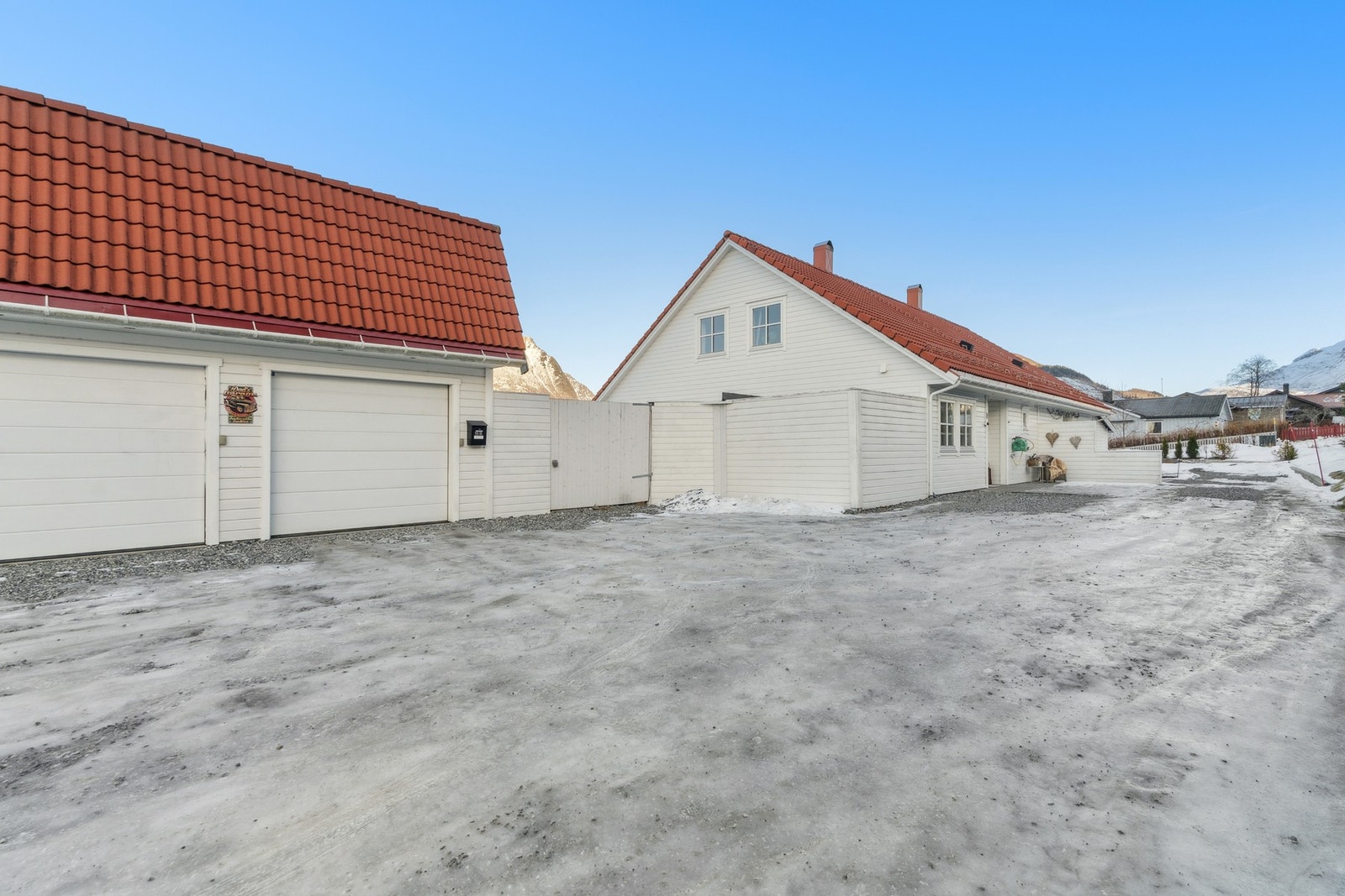 Dobbelgarasje som deles med nabo. Galleribilde