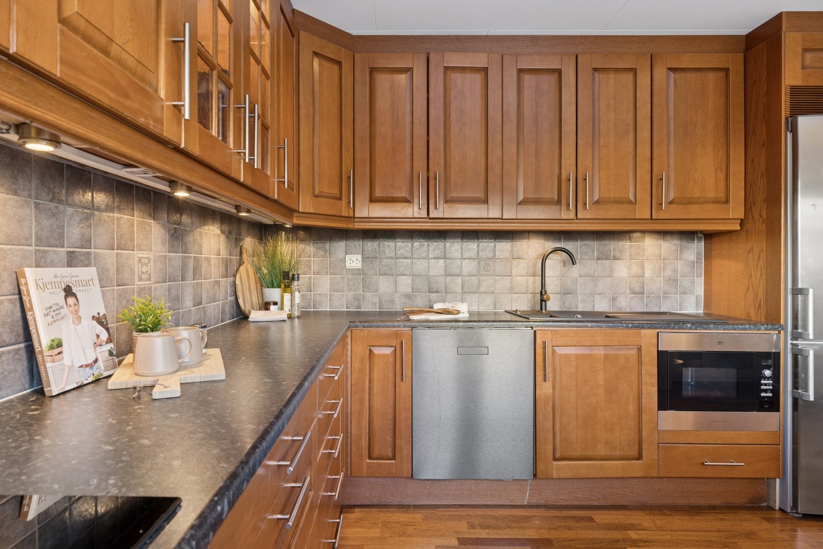 Innredning med profilerte fronter. Galleribilde