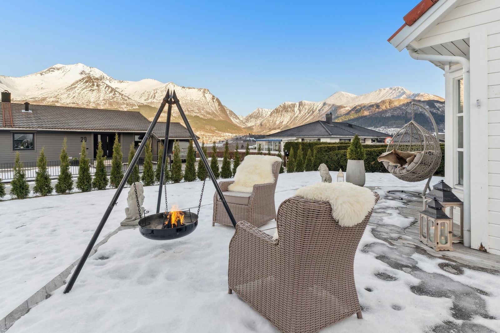 Hage med plen og diverse beplantning. Galleribilde