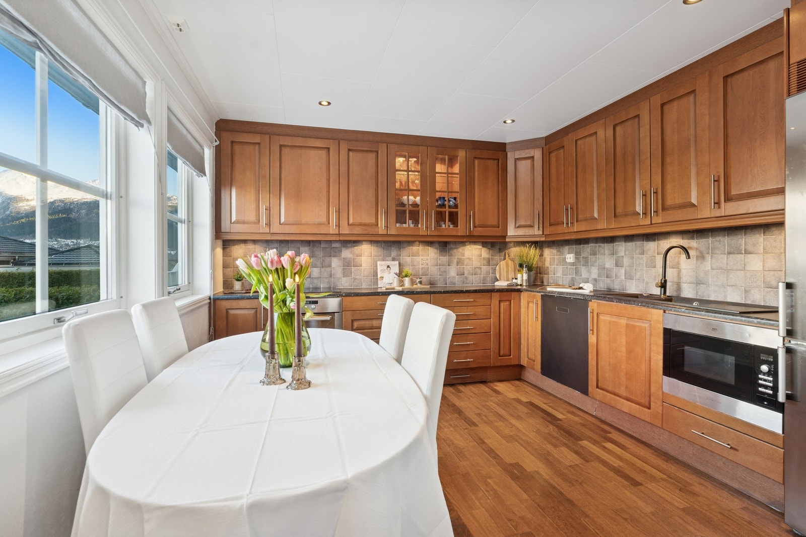 Kjøkkenet har godt med skap- og benkeplass. Galleribilde