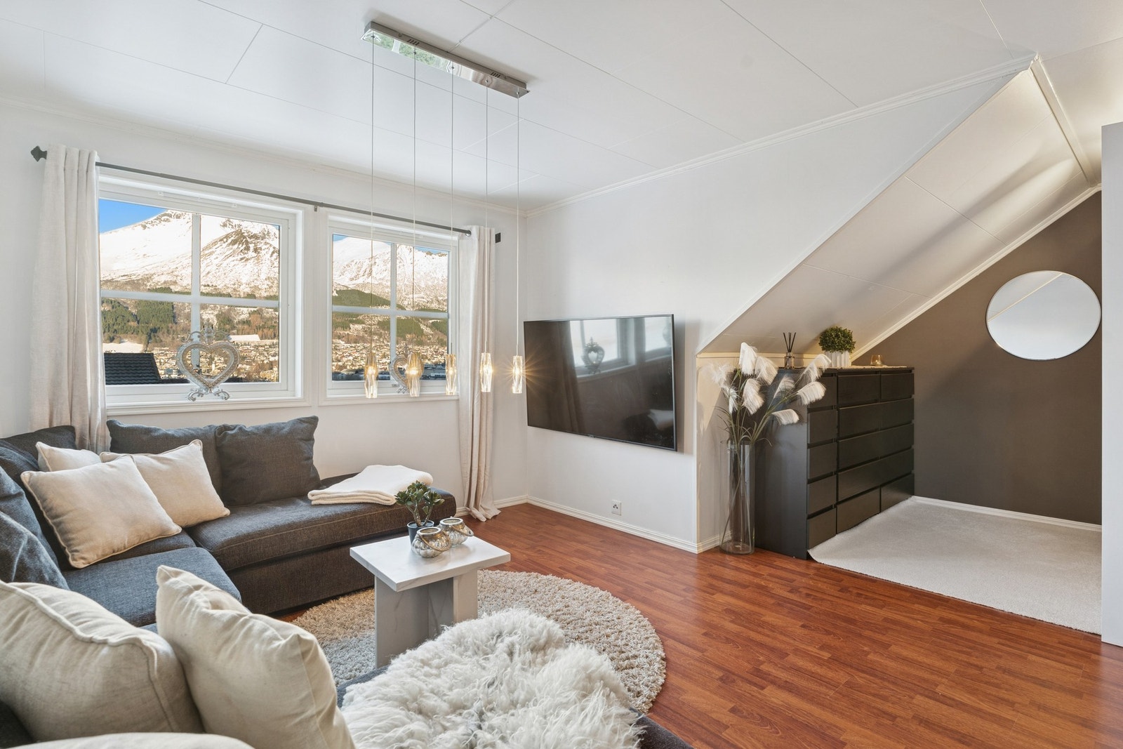 God plass til sofa med tilhørende møblement. Galleribilde