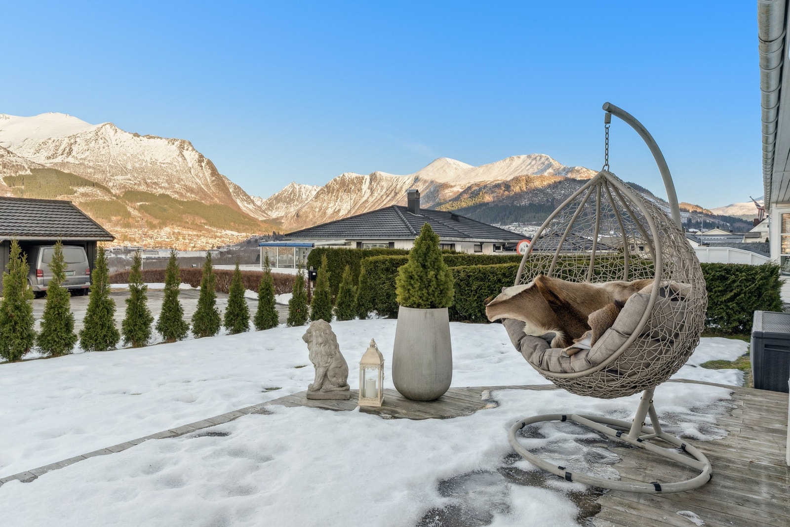 Tomten har utsikt mot fjord og fjell. Galleribilde