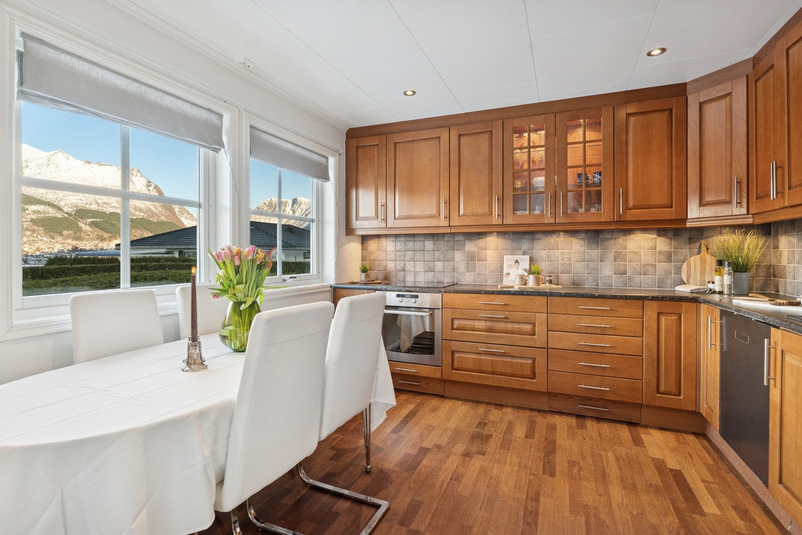 Plass til spisegruppe på kjøkkenet. Galleribilde