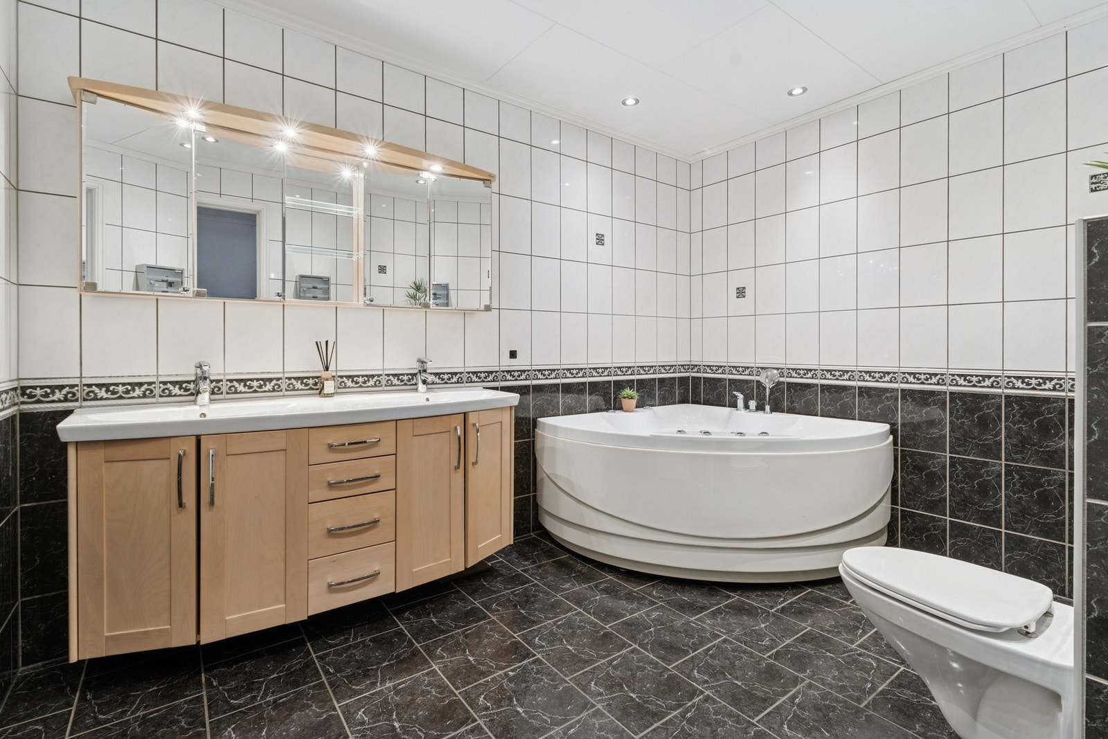 Romslig, flislagt baderom med varme i gulv. Galleribilde