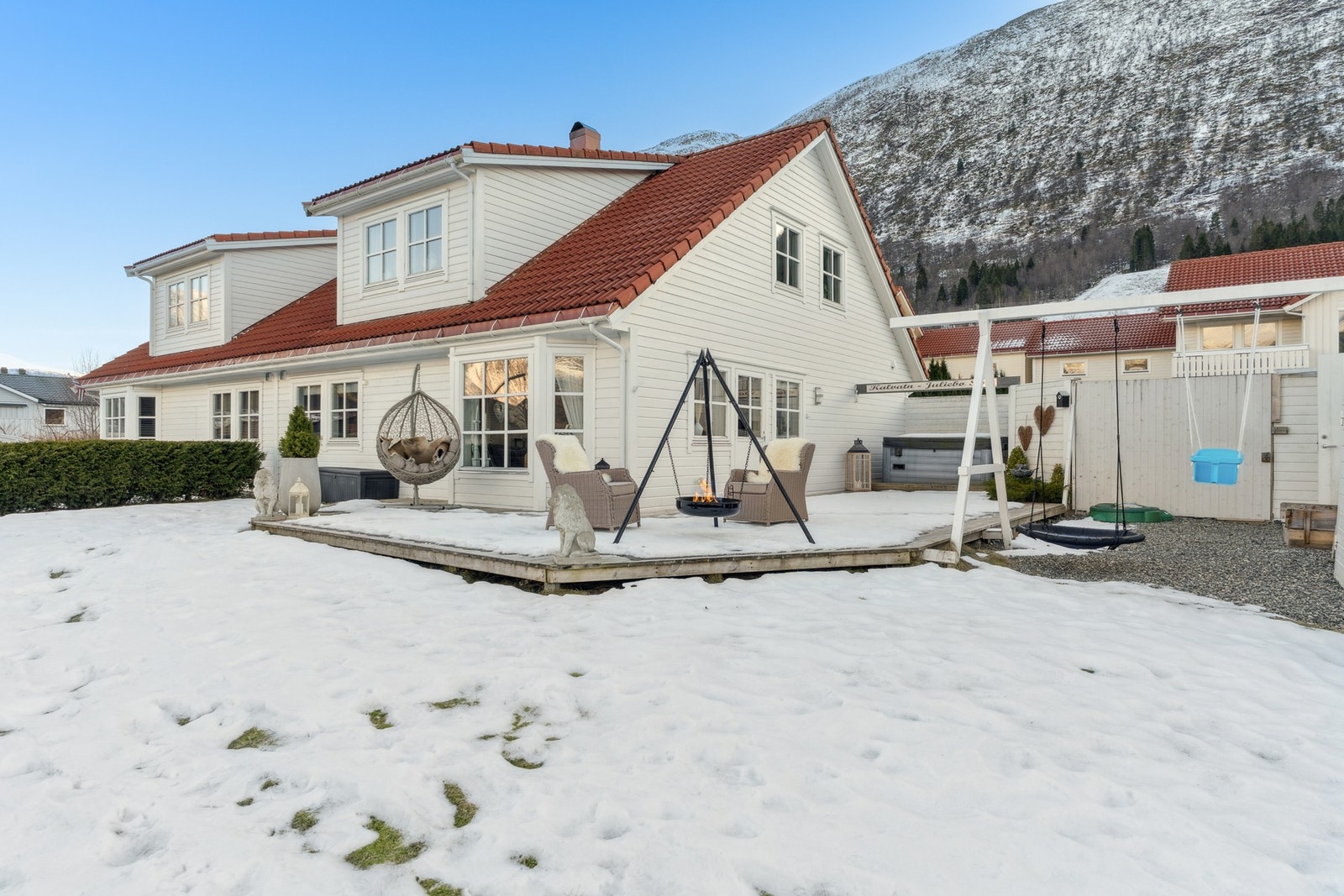 Moderne og tiltalende familiebolig over to plan Galleribilde