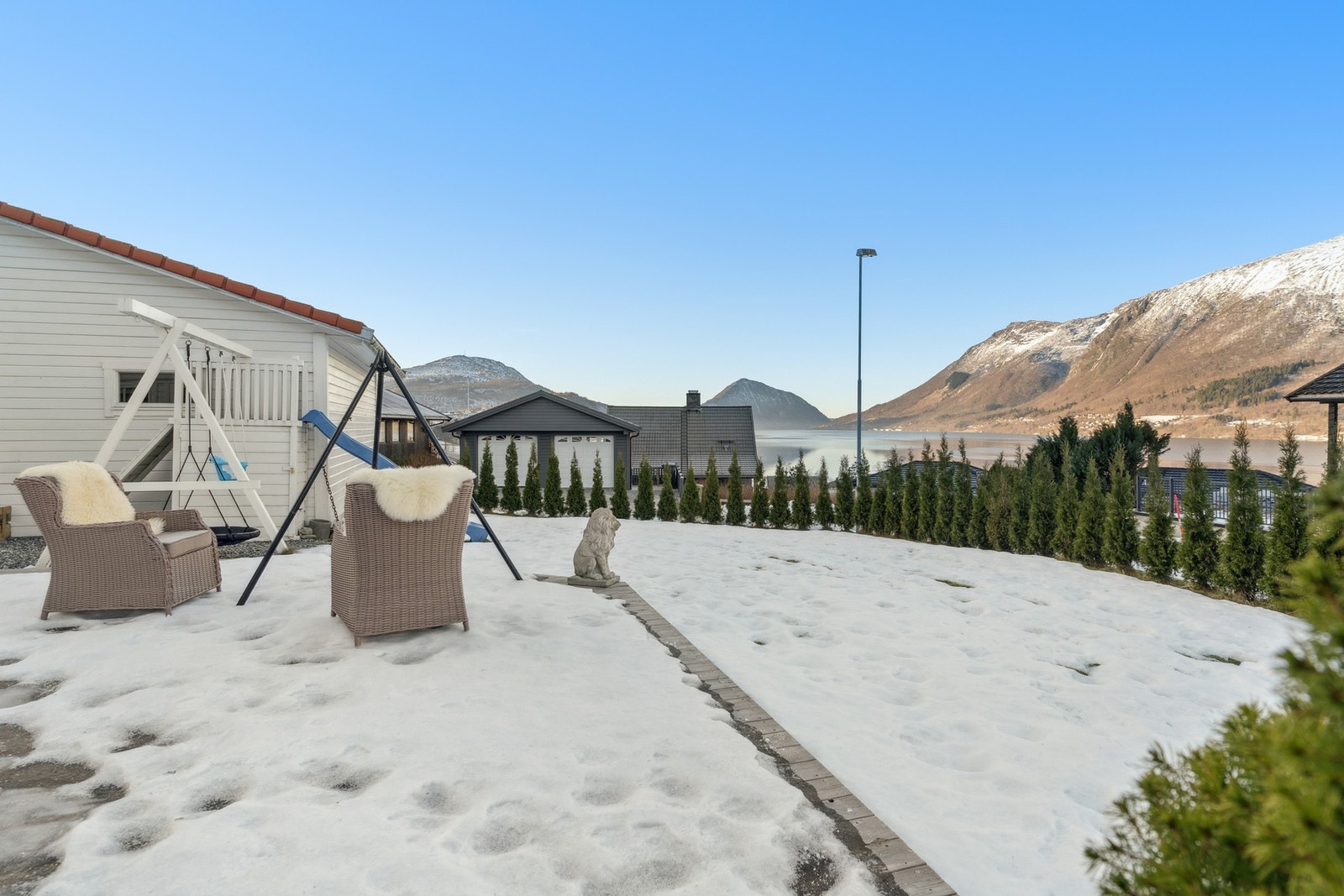 Uteområdet har en større markterrasse i hagen. Galleribilde