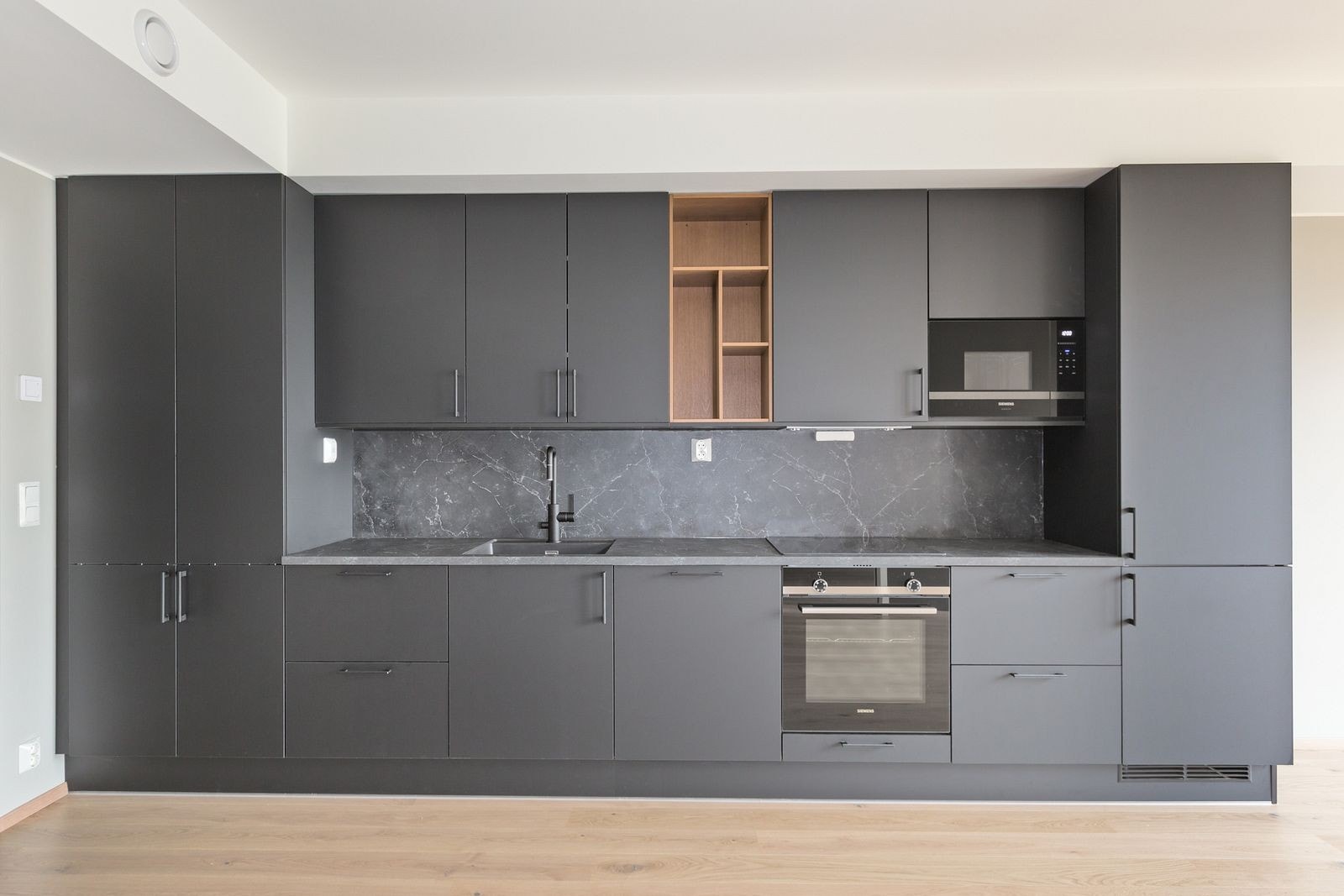 Kjøkken med integrerte hvitevarer Galleribilde