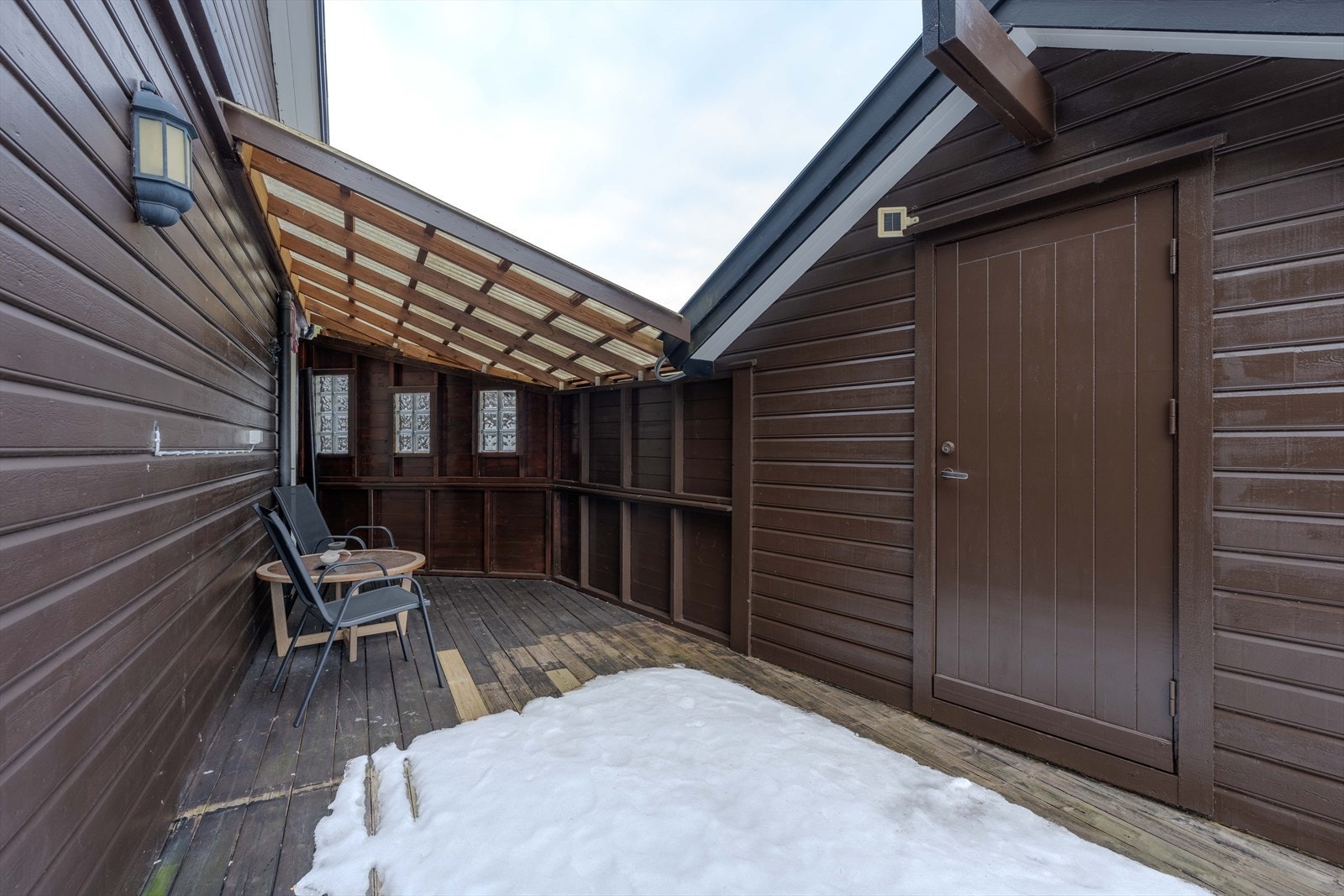 Overbygd del av terrasse. Redskapsbod Galleribilde