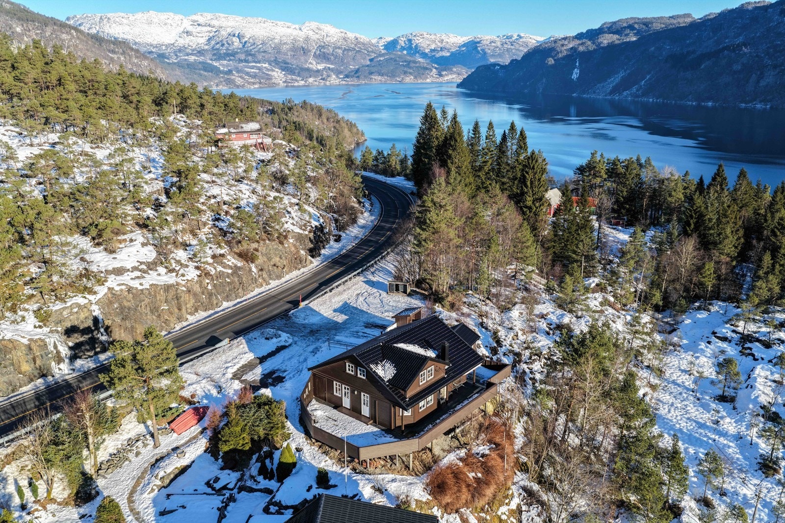 Oversikt - Sauda sentrum i bakgrunn, ca 10min i fra Galleribilde