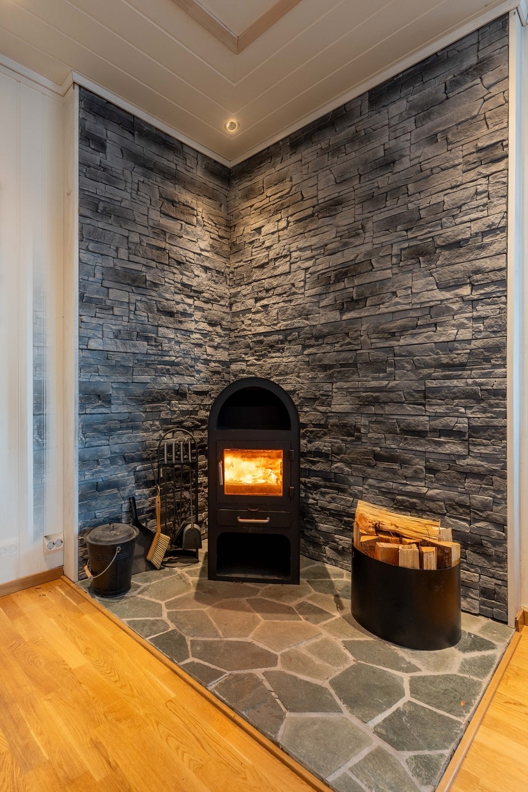 Vedovn og varmepumpe i stue Galleribilde