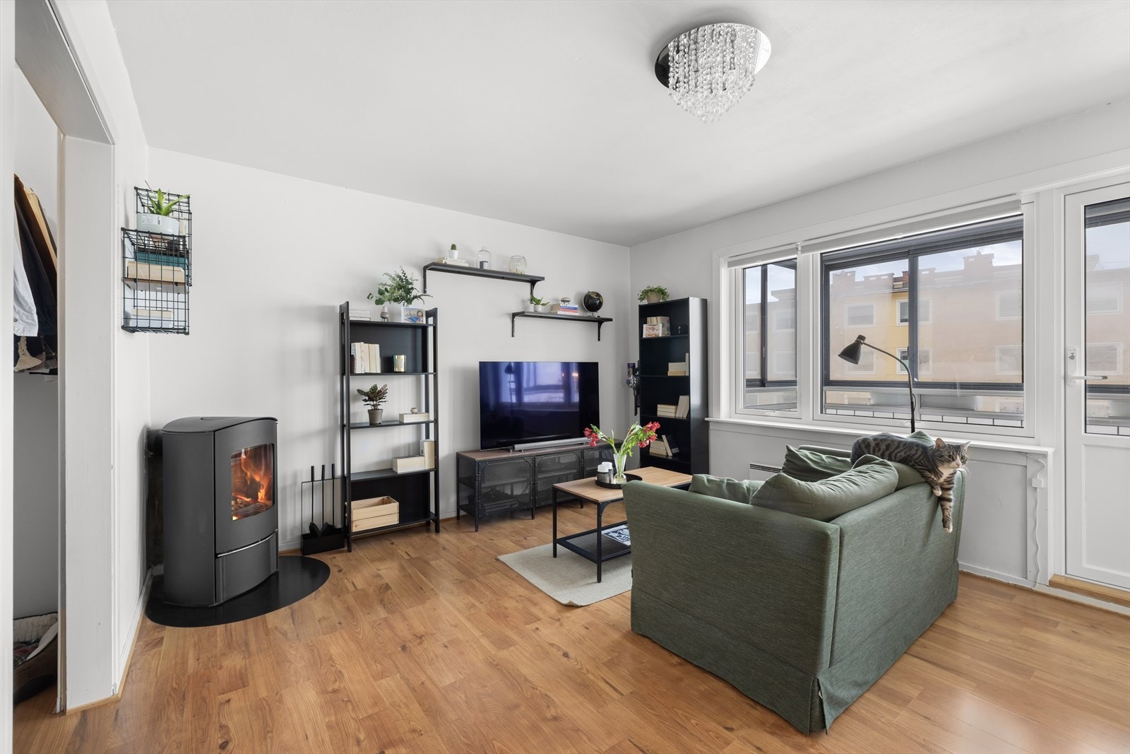 Stuen er lys og luftig med store vindusflater som sørger for rikelig med innslipp av naturlig lys. Et hyggelig hjem både for to- og firebeinet. Galleribilde