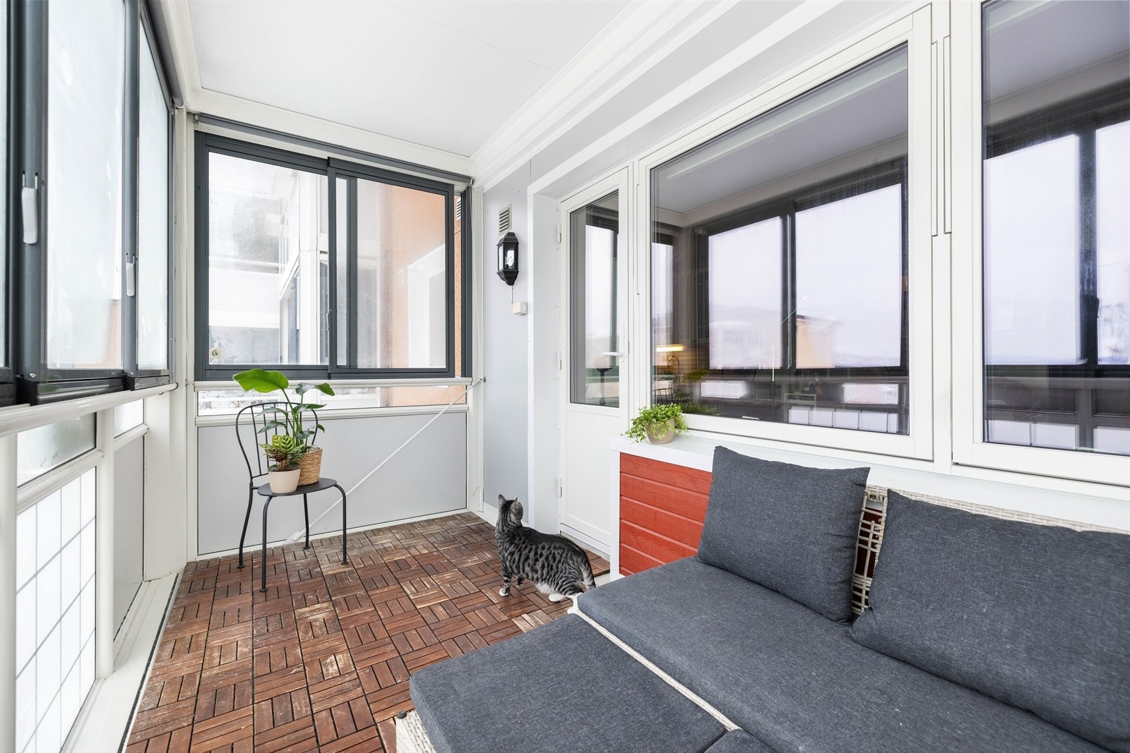 Innglassingen skjermer mot vær og vind og gjør at balkongen kan benyttes store deler av året. Galleribilde