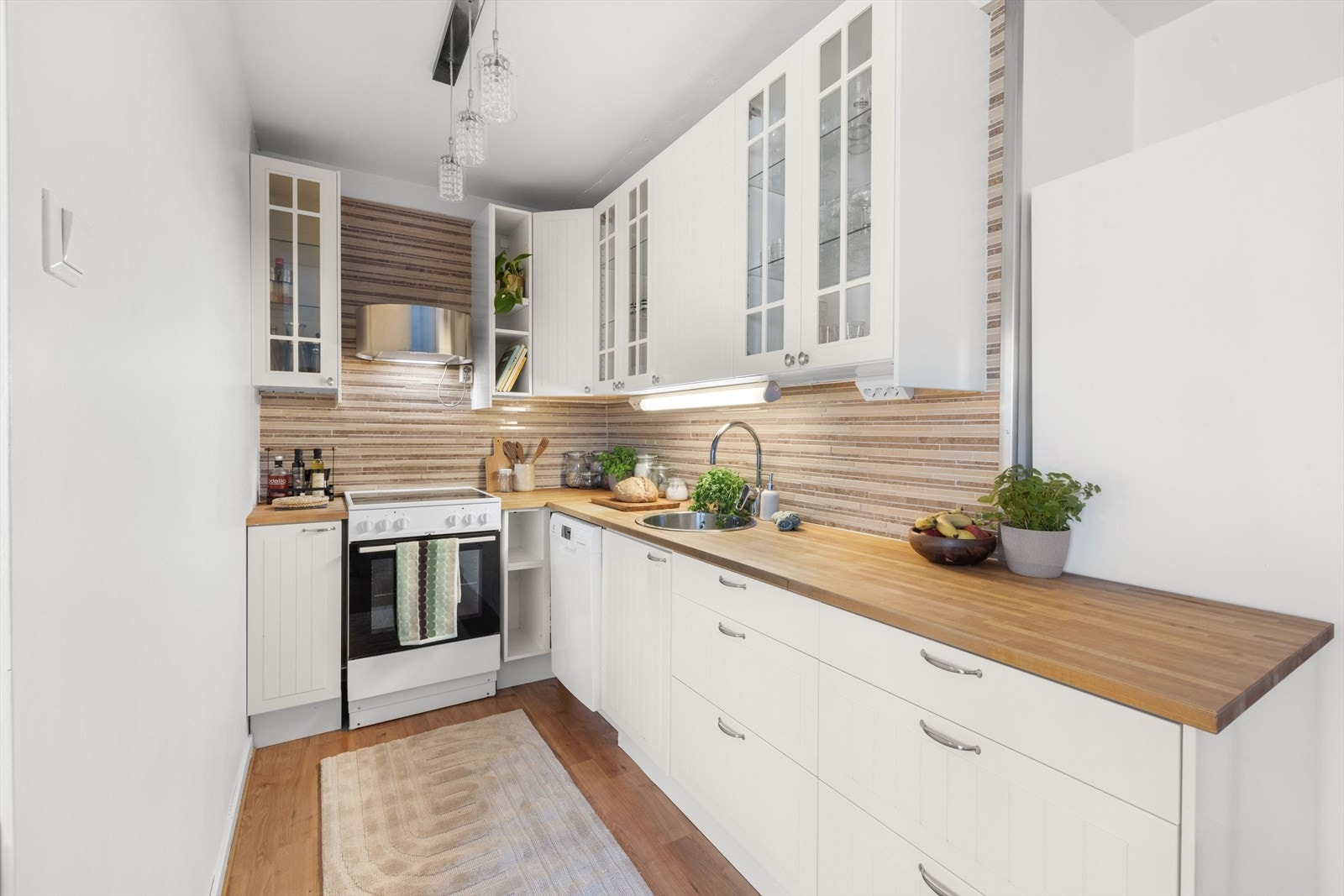 Pent kjøkken med god skap- og benkeplass. Galleribilde