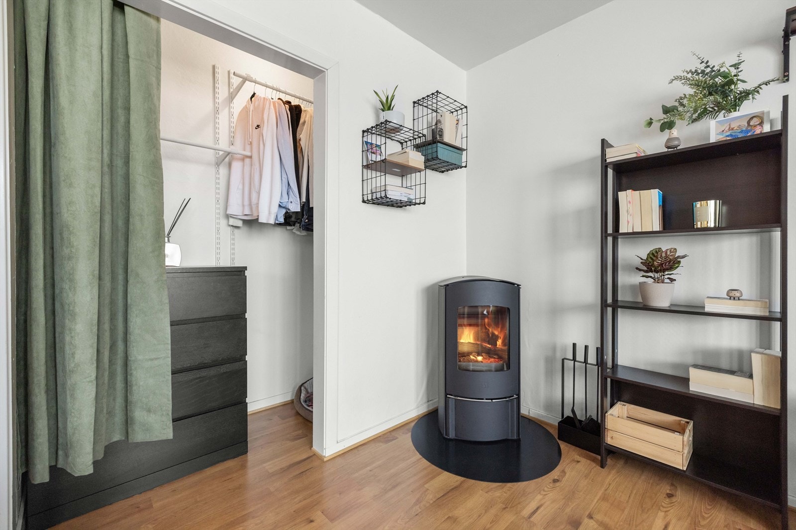 I stuen er det også en stemningsfull peisovn som gir behagelig varme på kalde dager. Galleribilde