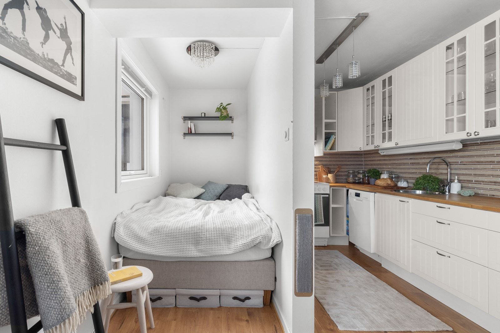 I stuen er det en praktisk, adskilt sovealkove med plass til seng. Galleribilde