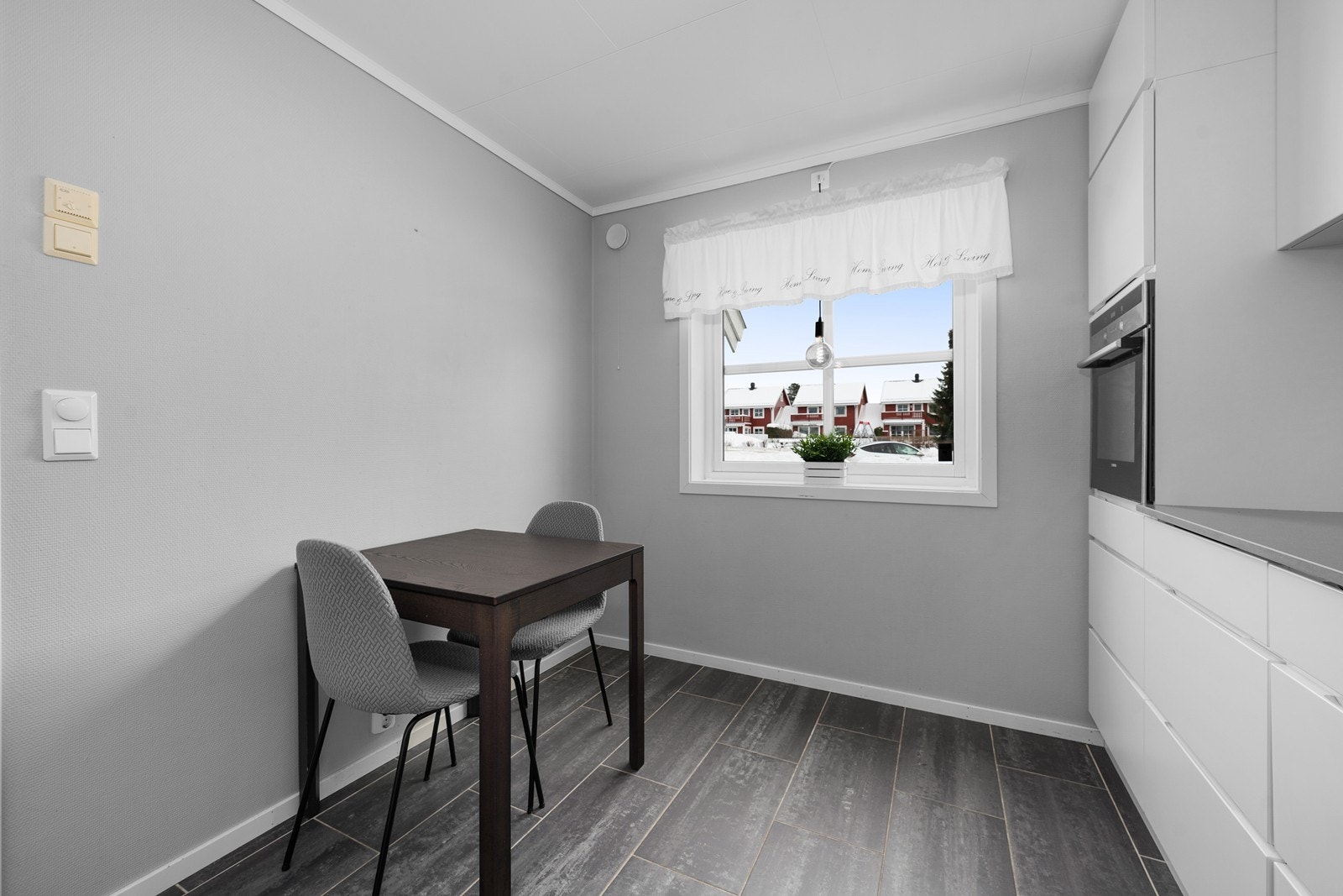 Kjøkkenet har en praktisk spiseplass for hverdagsmåltider. Galleribilde