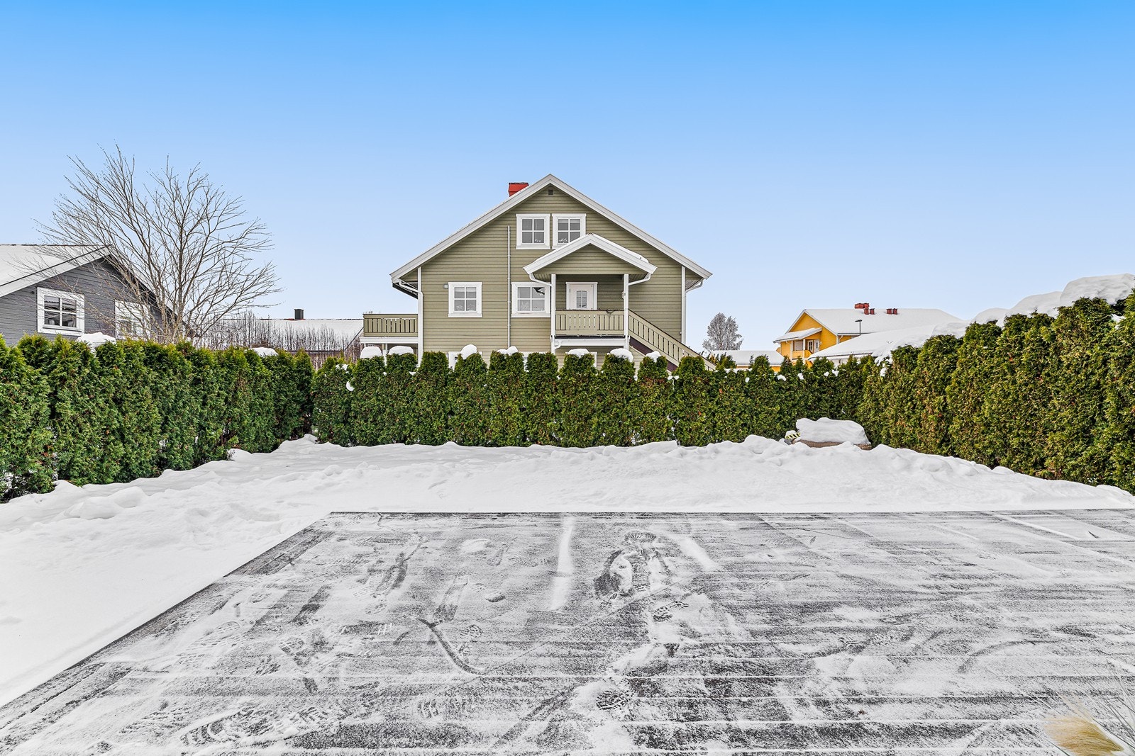 Uteområdet er skjermet med hekk, noe som gir en privat og usjenert atmosfære. Galleribilde