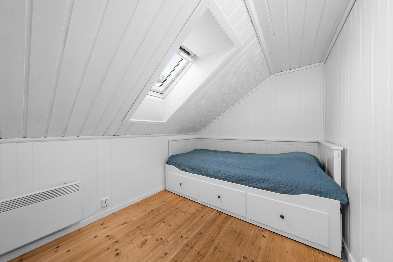 Loftet har parkettgulv og gir tilgang til lagringsplass i knevegger. Galleribilde