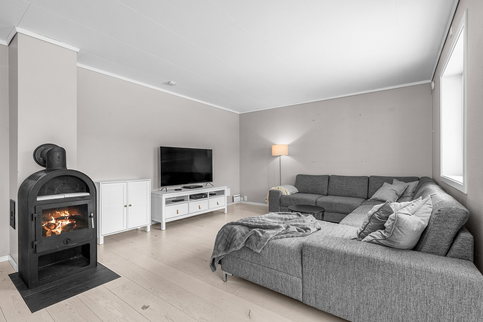 Et ildsted i stuen gir ekstra varme og en hyggelig atmosfære på kalde dager. Galleribilde