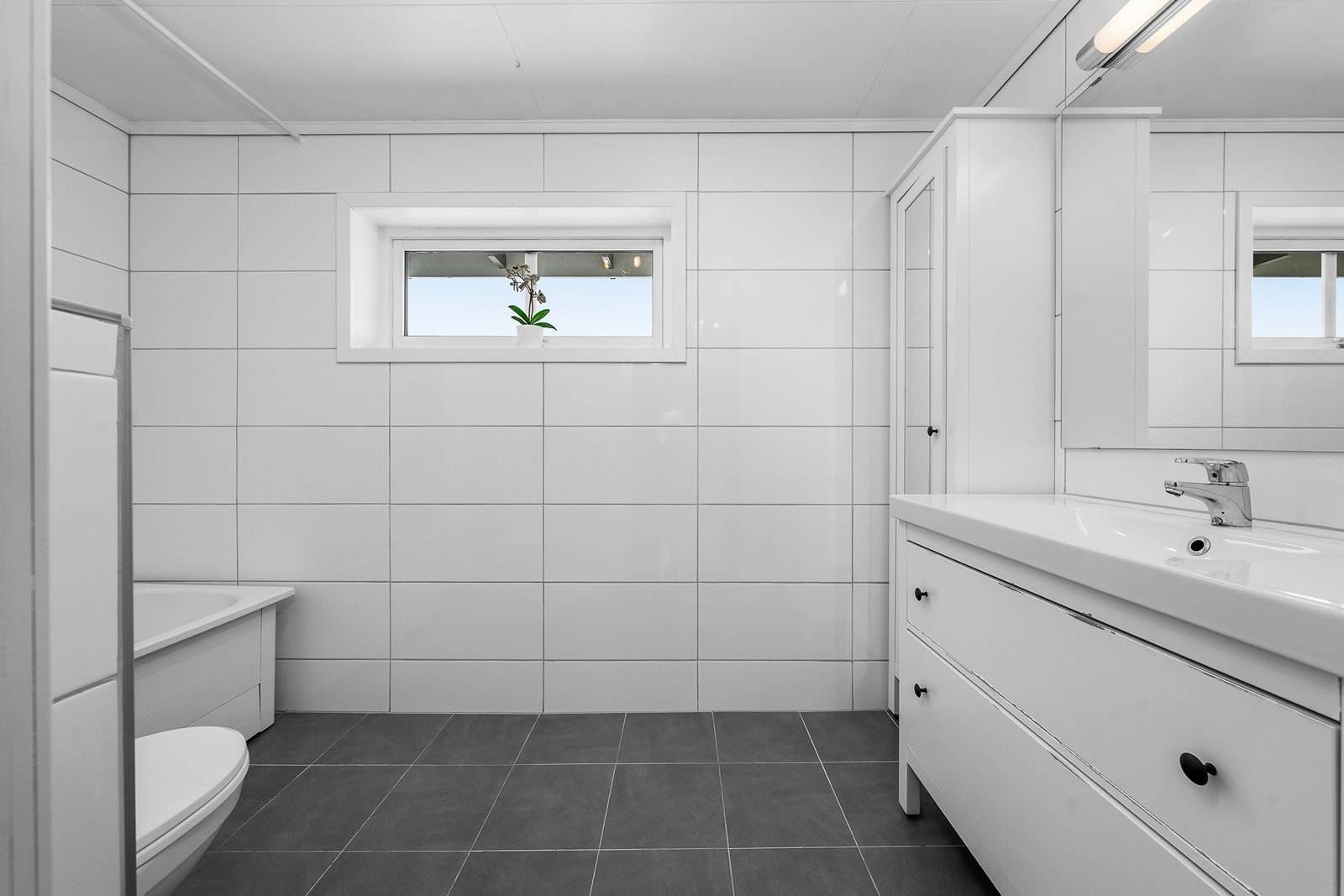 Badet i andre etasje ble pusset opp i 2017 og har badekar og servantinnredning med høyskap. Galleribilde