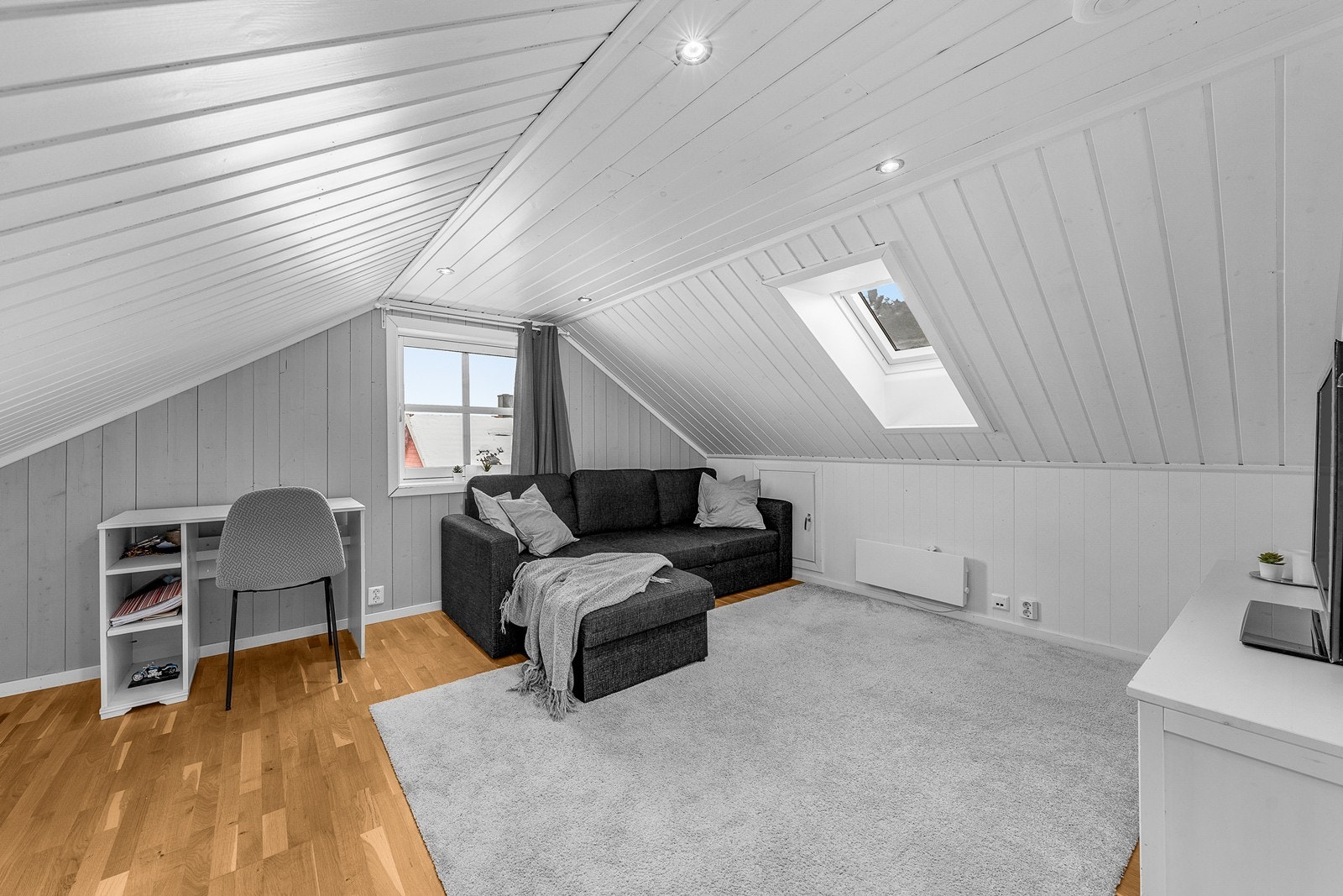 Loftet gir ekstra plass og fleksibilitet, her med en praktisk kontorløsning. Galleribilde