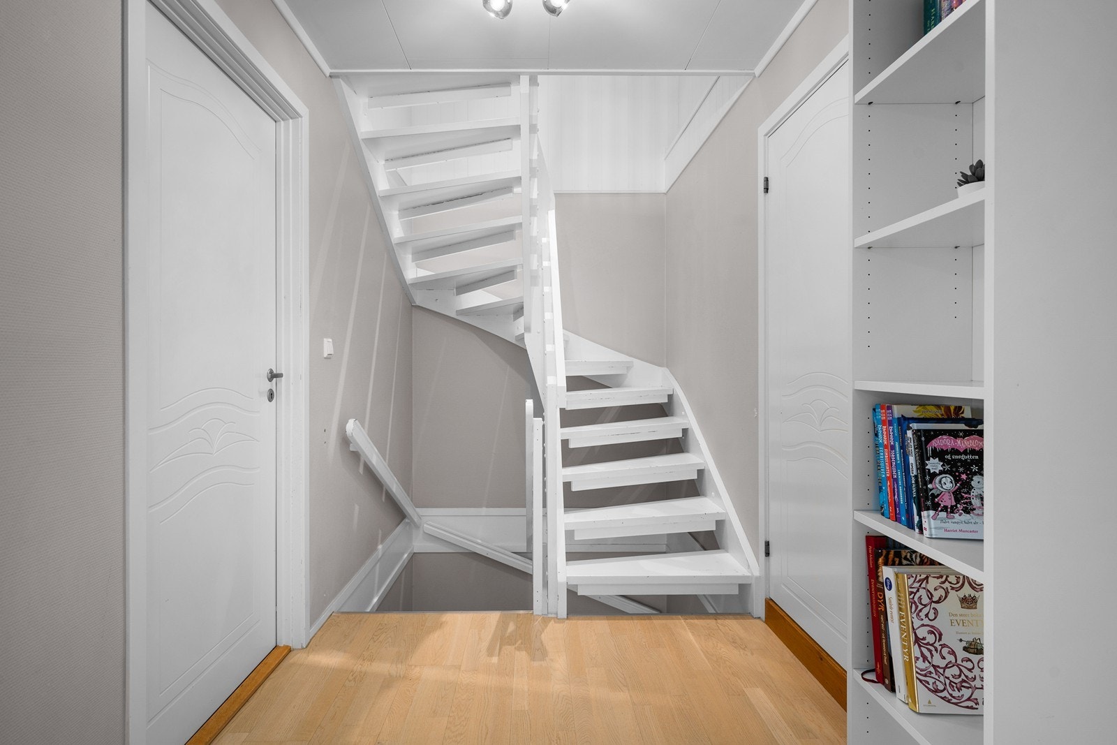 Fra trapperommet i andre etasje går en malt tretrapp med åpne opptrinn videre til loftet. Galleribilde
