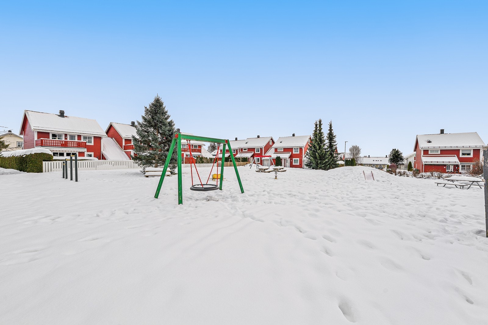 Nabolaget er barnevennlig med felles lekeplass som driftes av Solhellinga Grendelag. Galleribilde