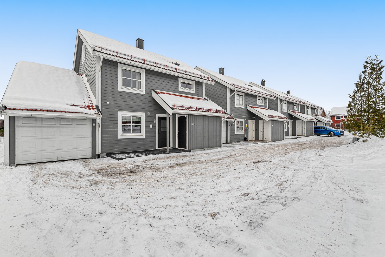 Kjedet enebolig fra 1999 med egen garasje som praktisk skiller boenhetene. Galleribilde