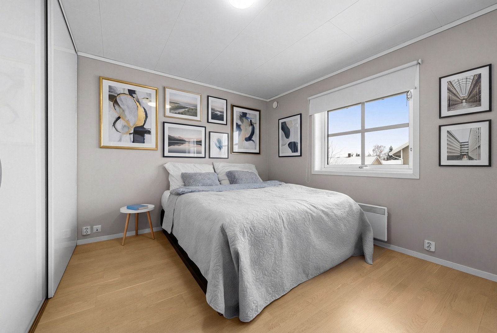 Boligen har tre soverom i andre etasje, alle med parkett på gulvet. Galleribilde