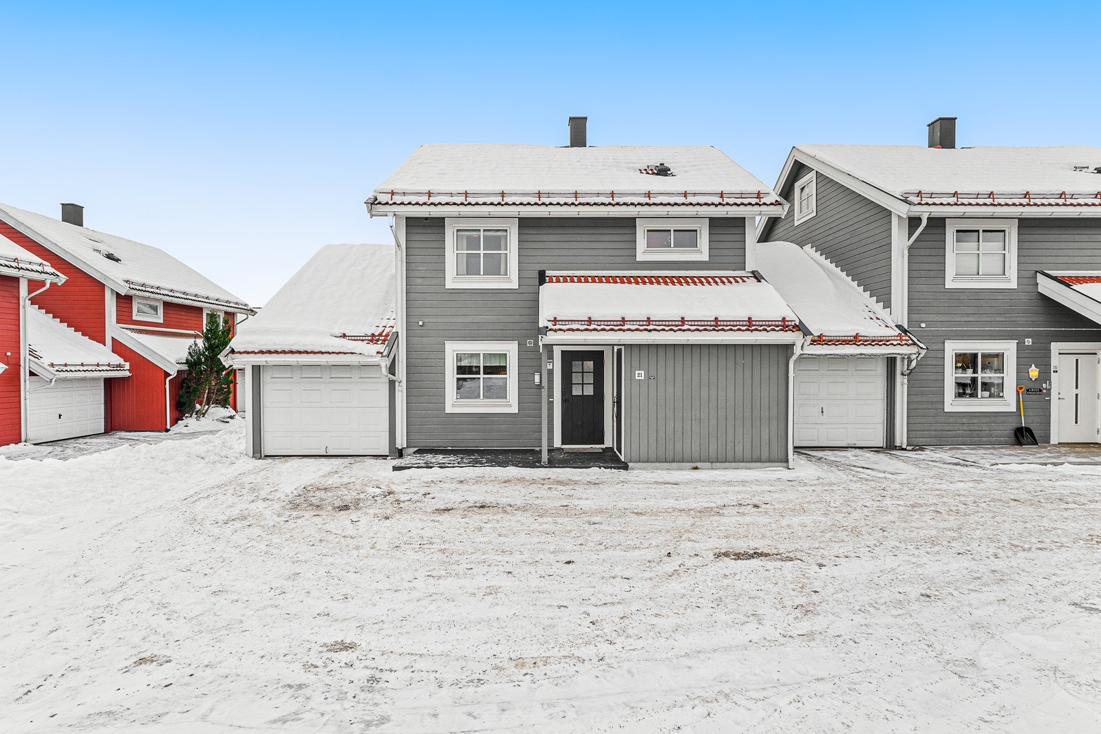 Egen garasje på 30 m² med elektrisk leddport og hems for ekstra lagring. Galleribilde