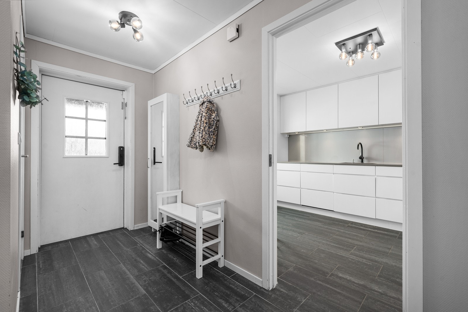 Inngangspartiet har flislagt gulv og gir et godt førsteinntrykk av boligen. Galleribilde