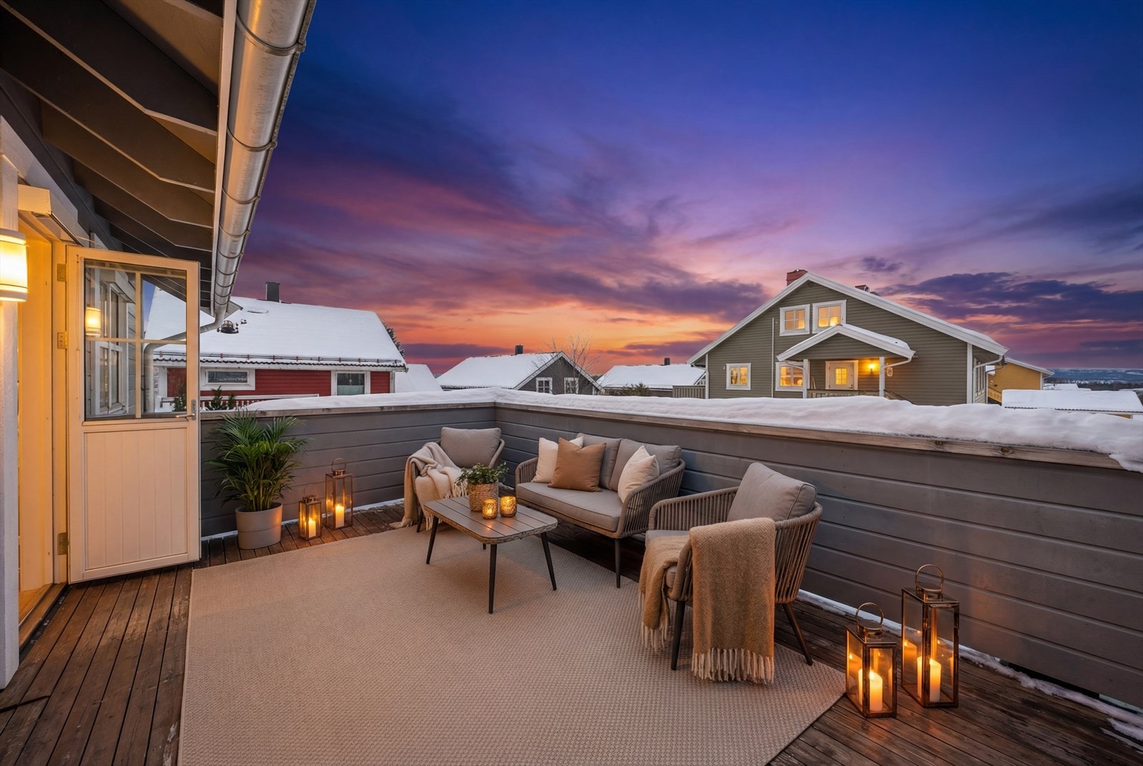 I andre etasje finner du en balkong på 12 m² med utgang fra et av soverommene. (digitalt stylet) Galleribilde