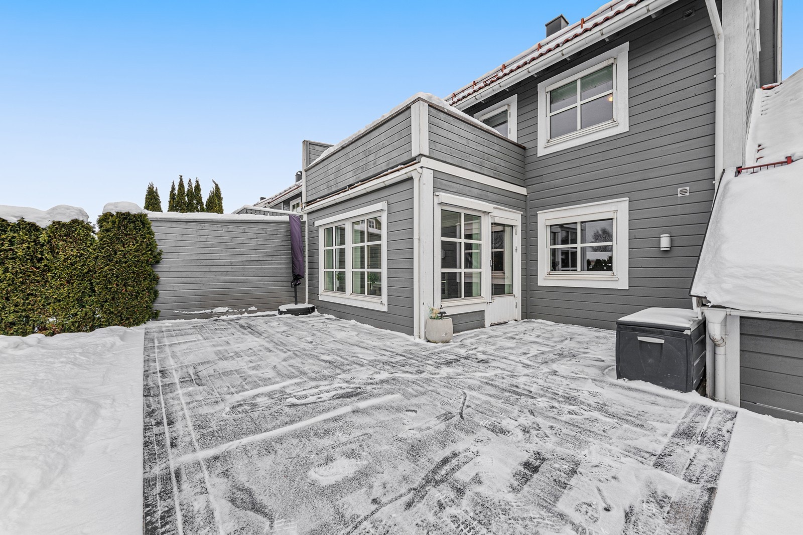 Fra stuen er det utgang til en romslig terrasse på 33 m². Galleribilde