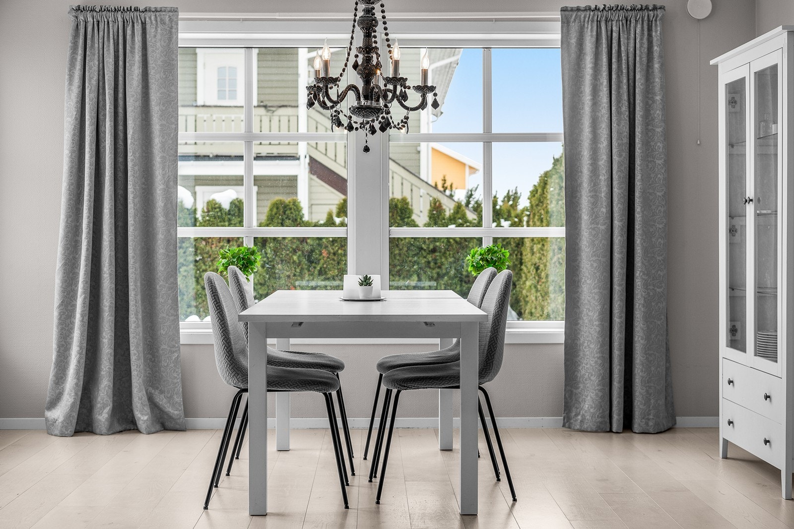 Vinduene har 2-lags isolerglass og karmer i tre fra byggeåret. Galleribilde