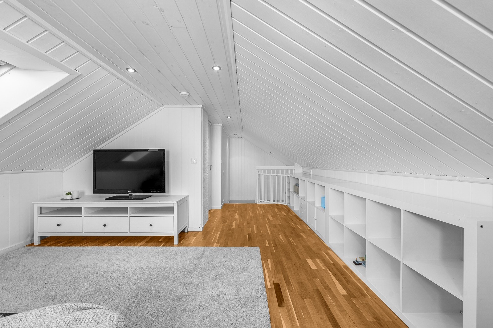 Den åpne løsningen på loftet gir en luftig følelse og flere møbleringsmuligheter. Galleribilde