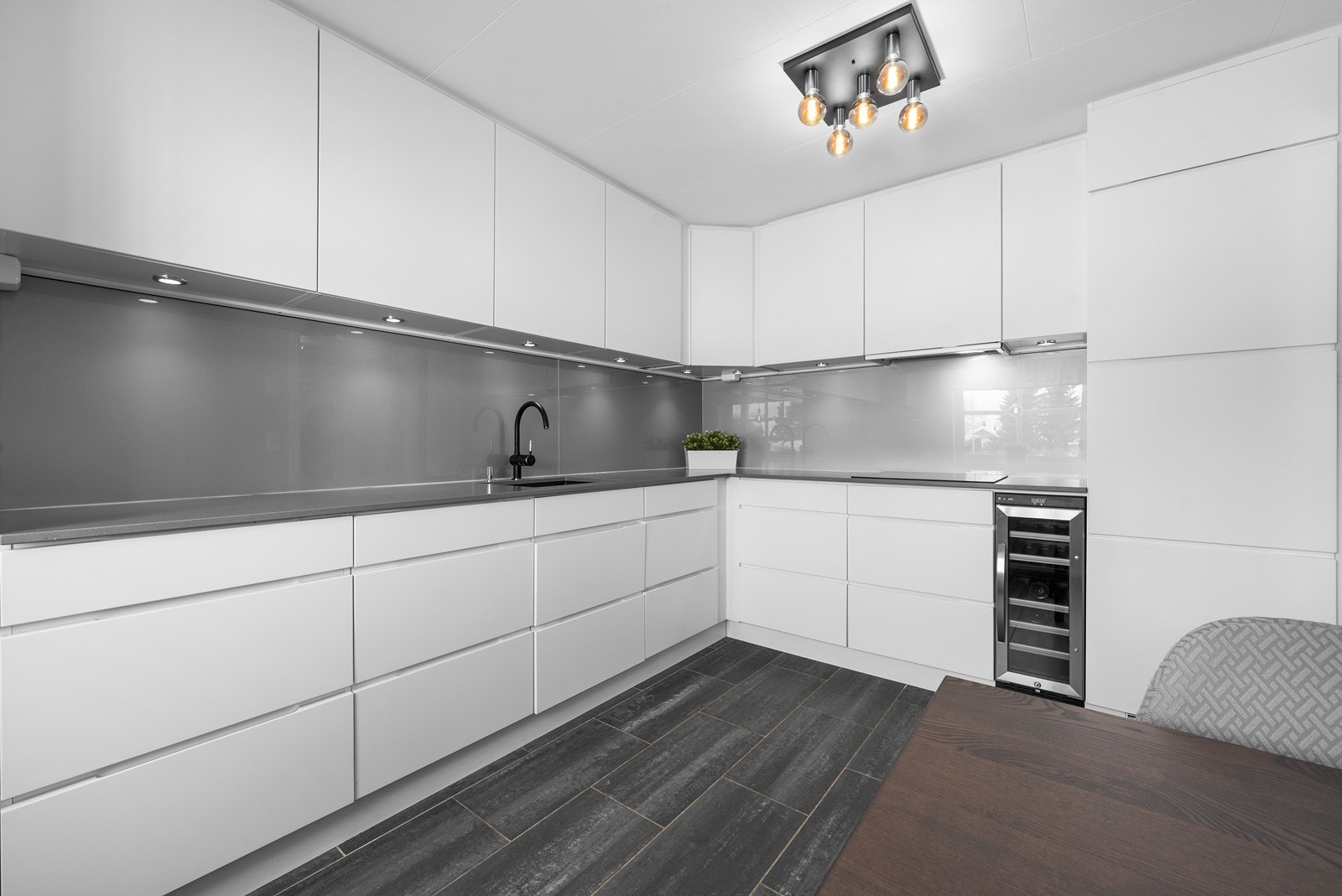 Godt med skap- og benkeplass, samt lys under overskapene, gjør kjøkkenet funksjonelt. Galleribilde