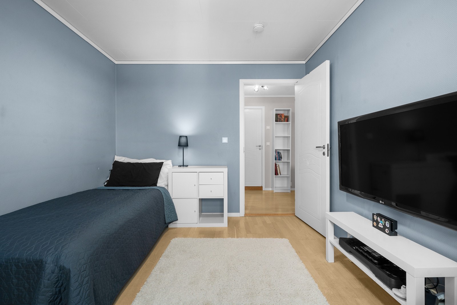 Soverommene har overflater med malt strie og smart panel på veggene. Galleribilde