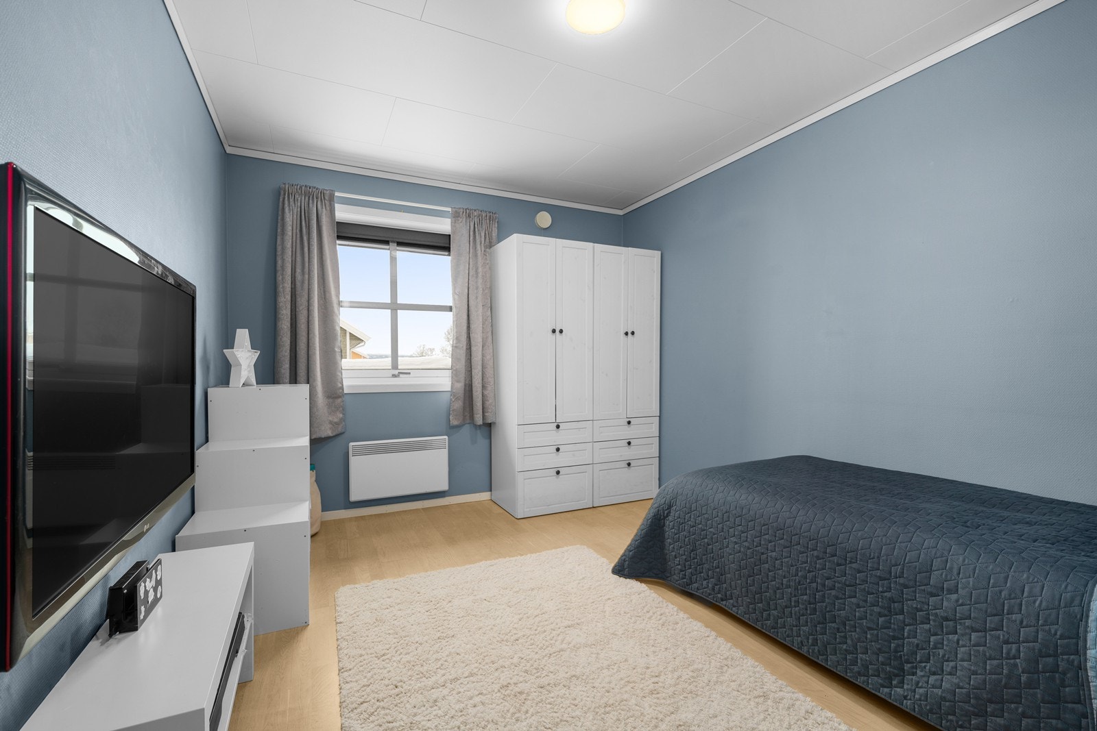 Et av de tre soverommene, med god plass til seng og garderobeløsning. Galleribilde