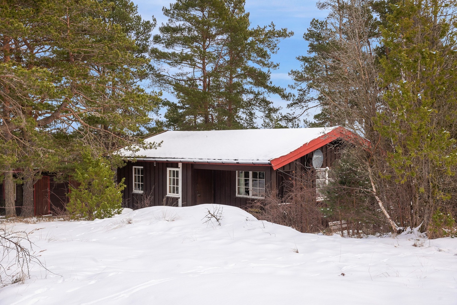 Står en eldre hytte på tomten og et anneks, som følger med i salget. Galleribilde